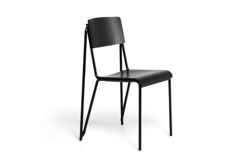 Schwarzer Petit Standard Stuhl von Hay, minimalistisches Design mit Stahlgestell und Holz Sitzfläche.