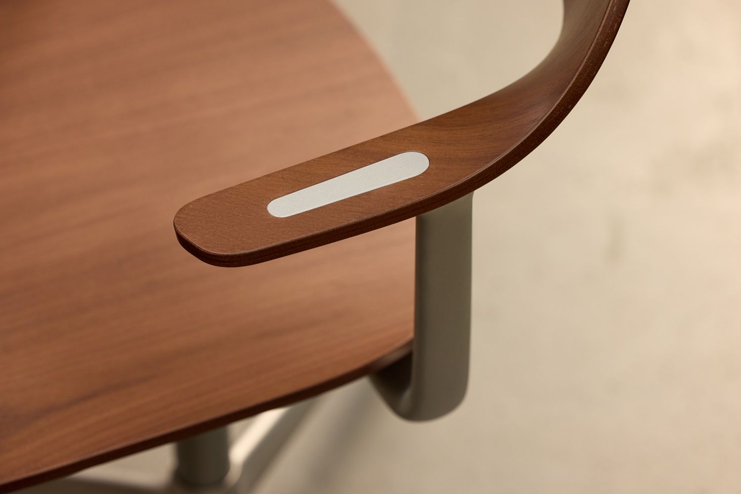 Mynt High Chaise pivotante de bureau assise et dossier en contreplaqué Vitra