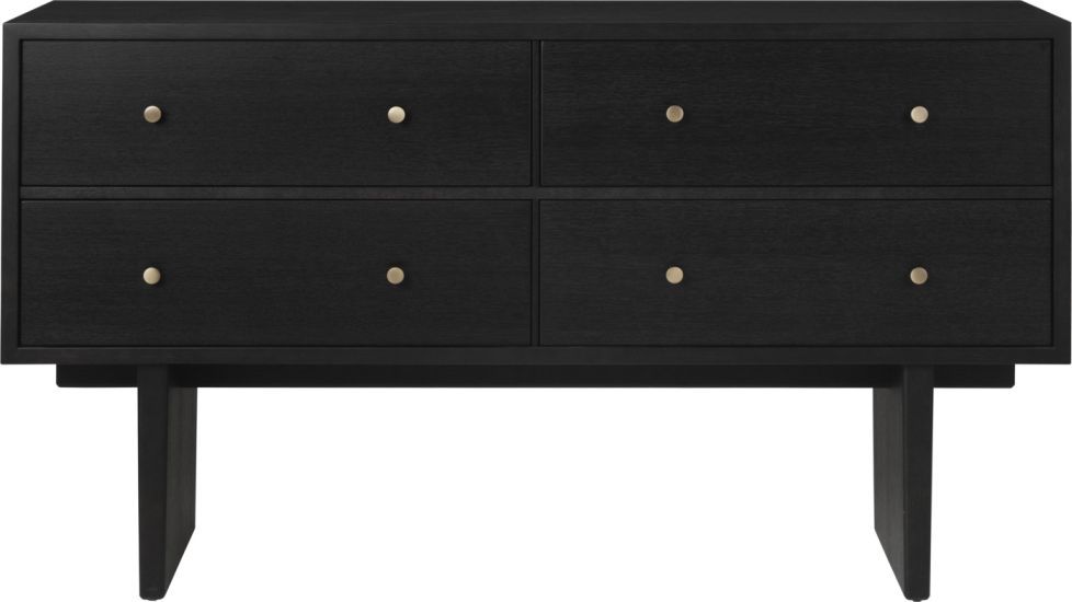 Private Sideboard placage en chêne teinté brun noir Gubi Gubi Private Sideboard aus braun/schwarz gebeiztem Eichenfurnier mit vier Schubladen und goldenen Knöpfen.