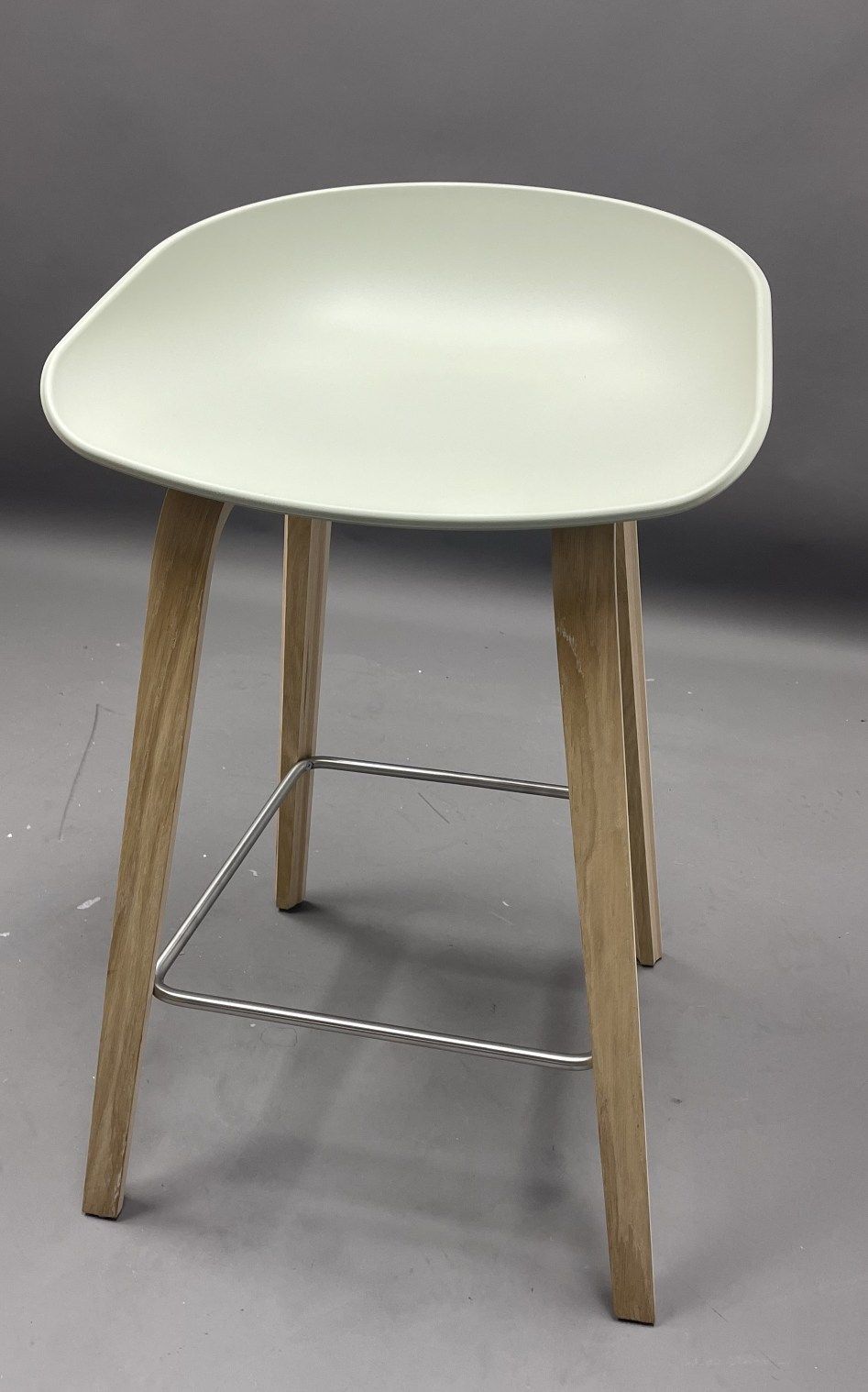 About a Stool AAS32 / AAS 32 Tabouret de bar BAS CHÊNE GRAIN / PASTELL GREEN Hay EXEMPLE DE MANIÈRE  