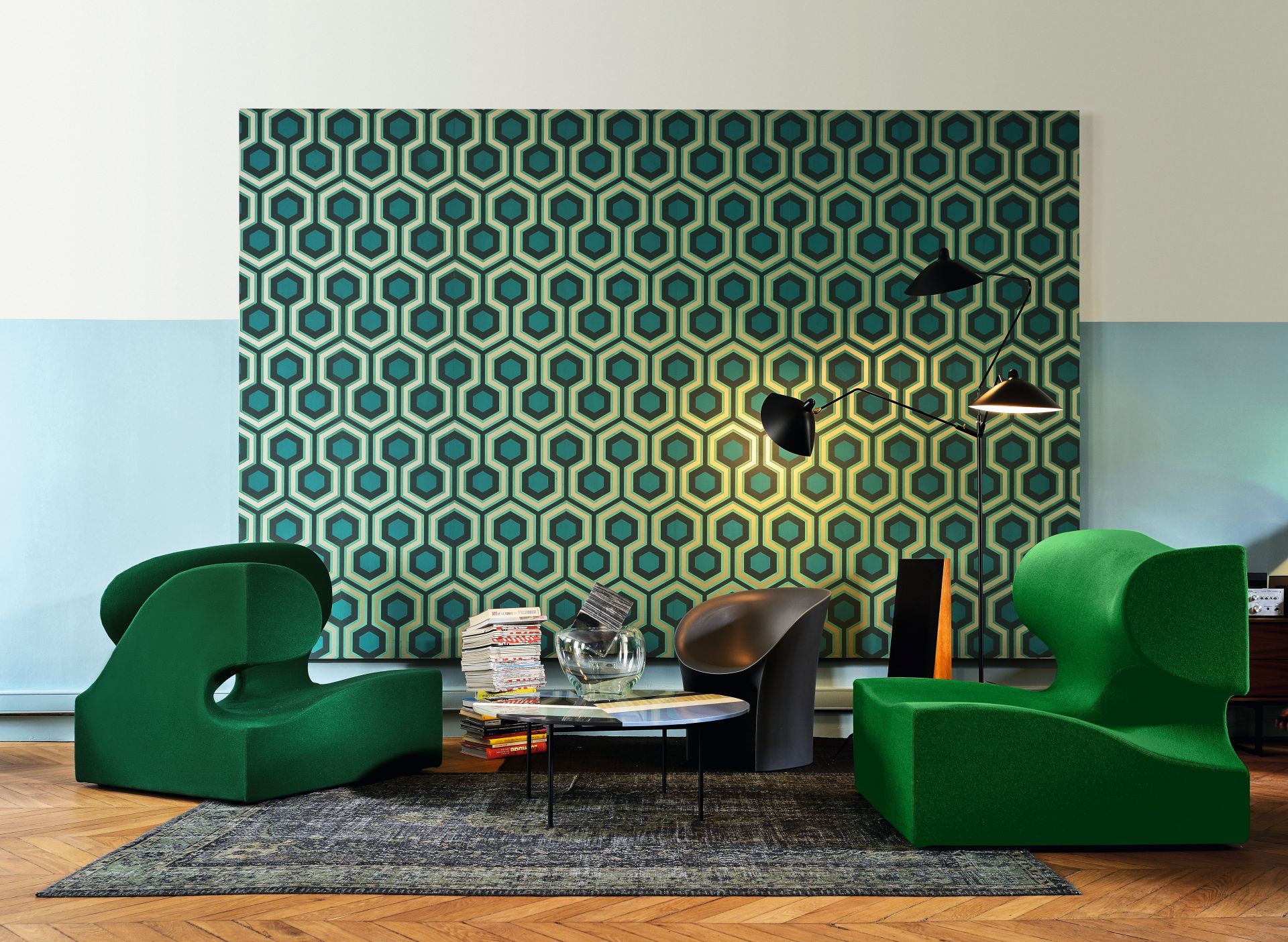 Fishbone Tisch von Moroso, runder Couchtisch mit blauer Tischplatte im modernen Wohnzimmer.