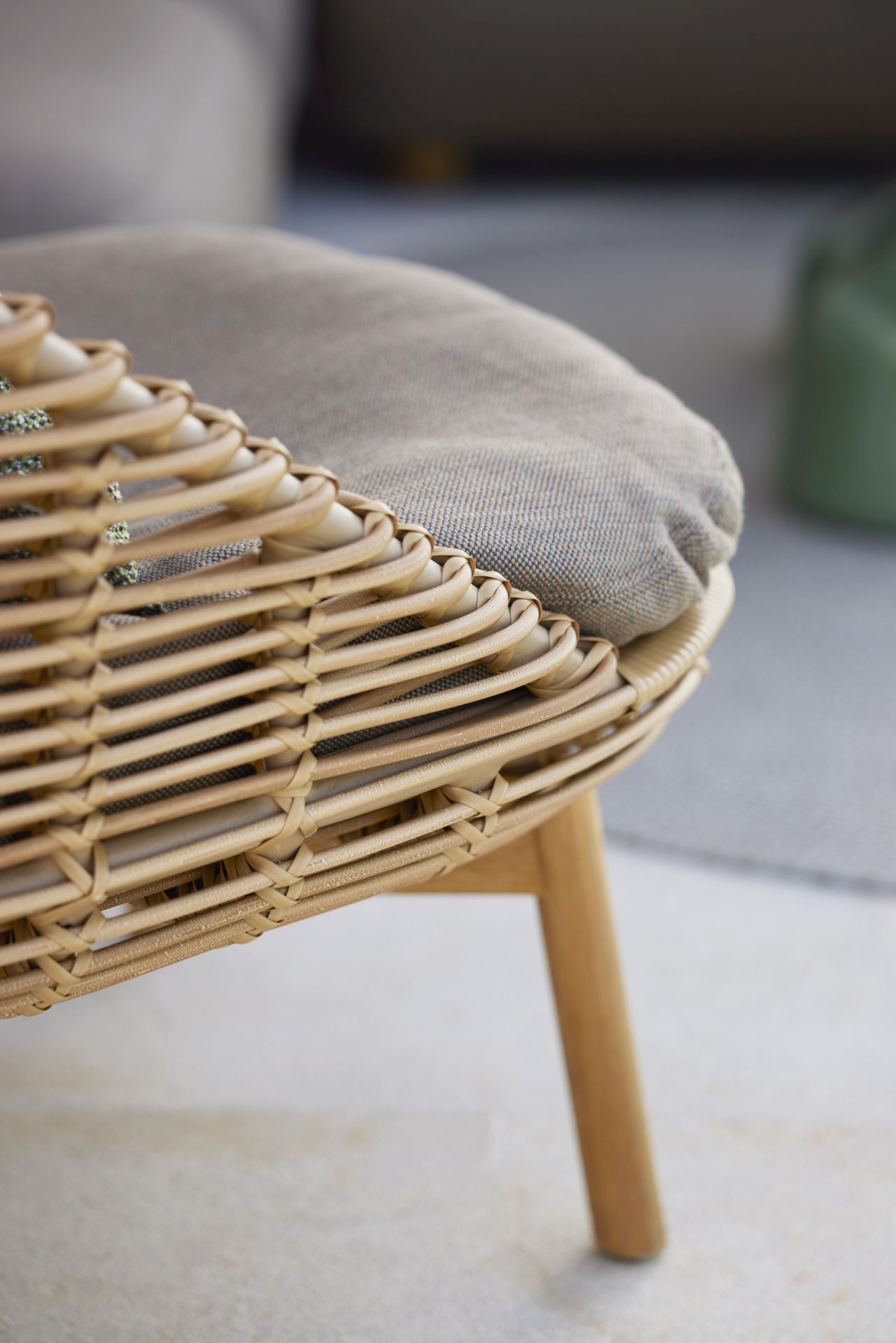 Fauteuil Hive Highback avec pieds en teck Cane-Line