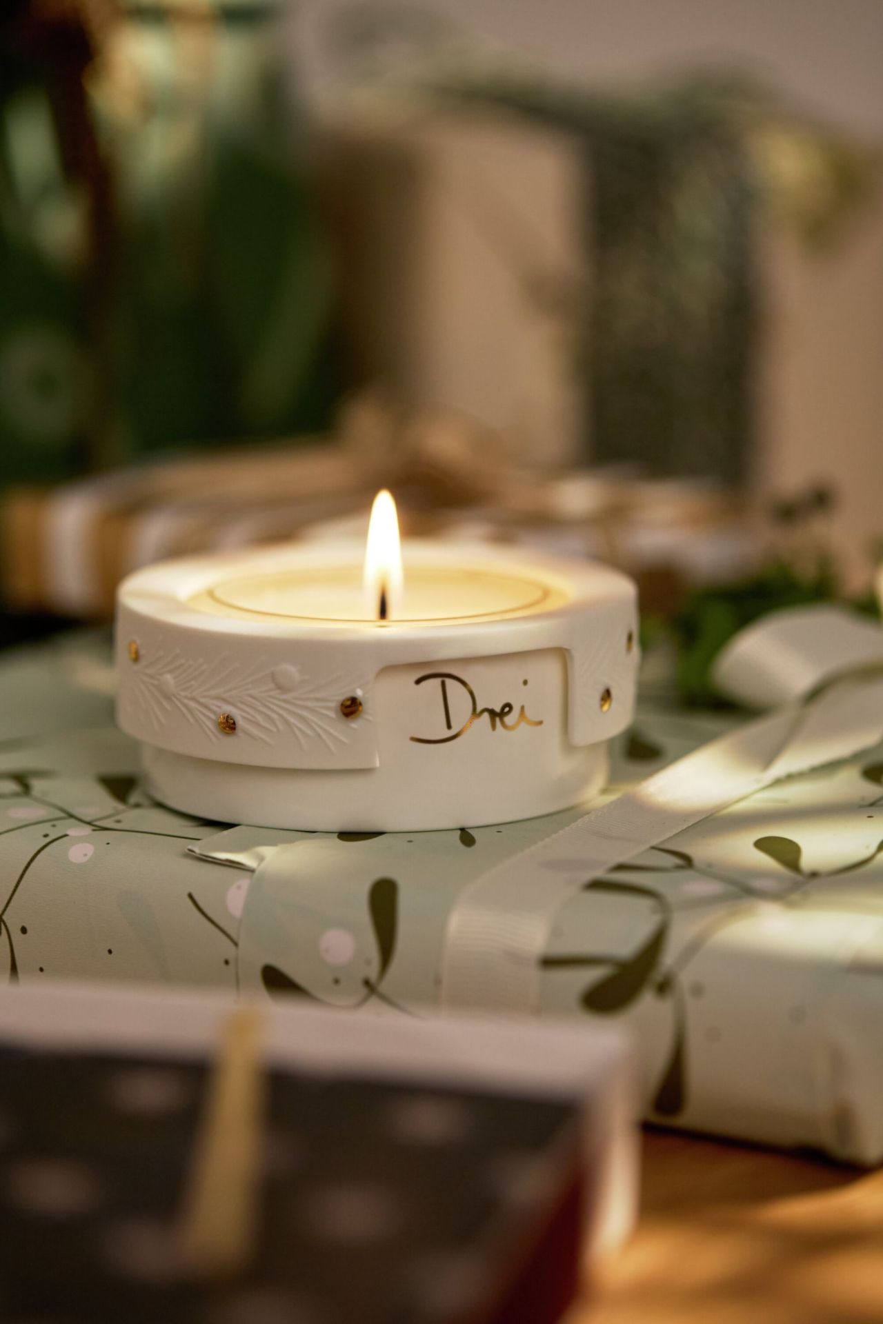 Petite bougie de l'Avent, branches de sapin, roues
