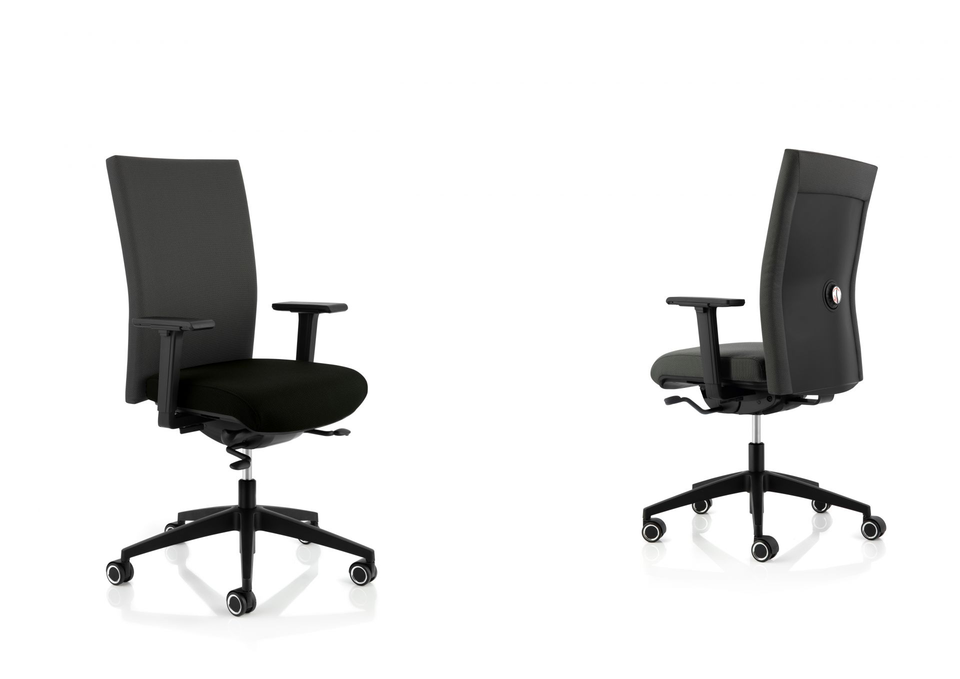 Selleo Edge Bürostuhl von Köhl, ergonomischer Drehstuhl in Schwarz, Ansicht von vorne und von der Seite.