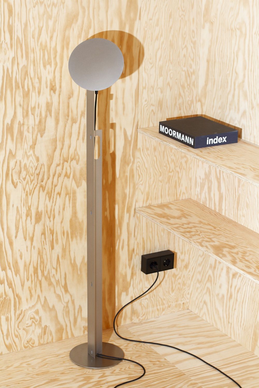 La Dré L Lampadaire Nils Holger Moormann
