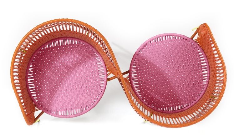 Caribe Vis a Vis Bank: Orange und Kaugummirosa Outdoor-Bank aus Korbgeflecht, modernes Design.