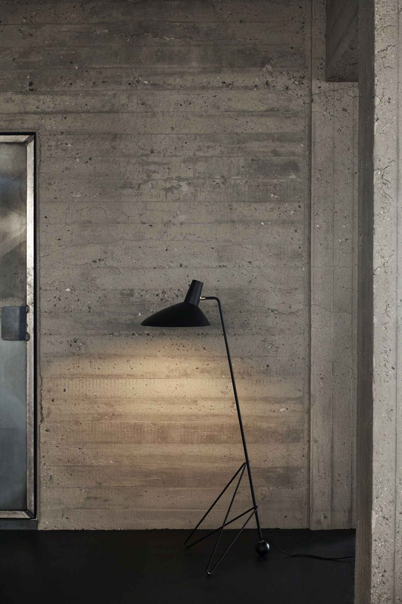 Tripod HM8 Floor lamp Lampadaire AndTradition