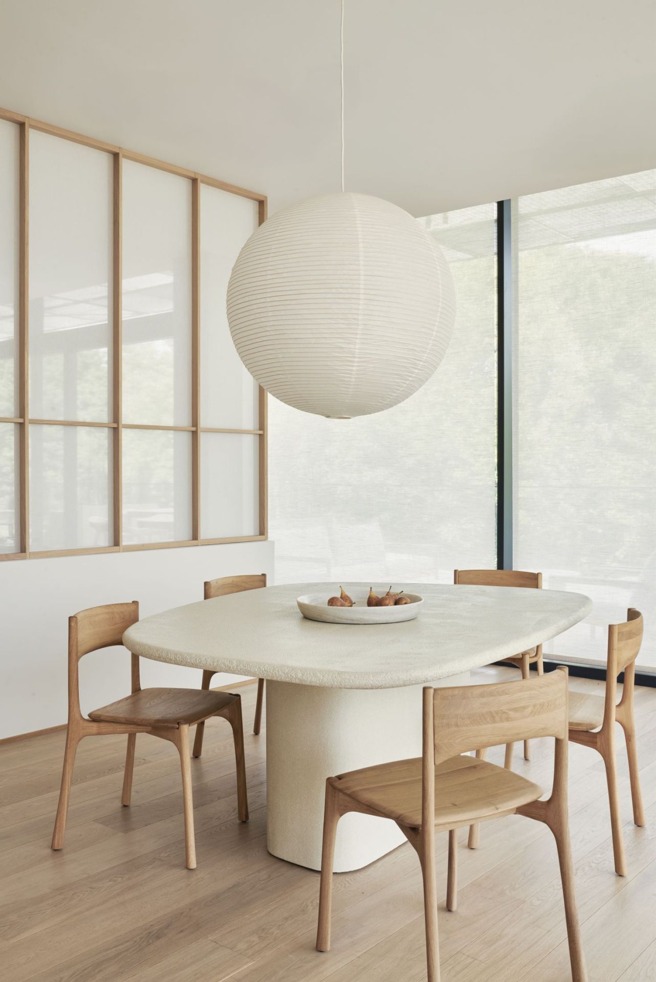 Elements Table à manger en forme de galet Ethnicraft