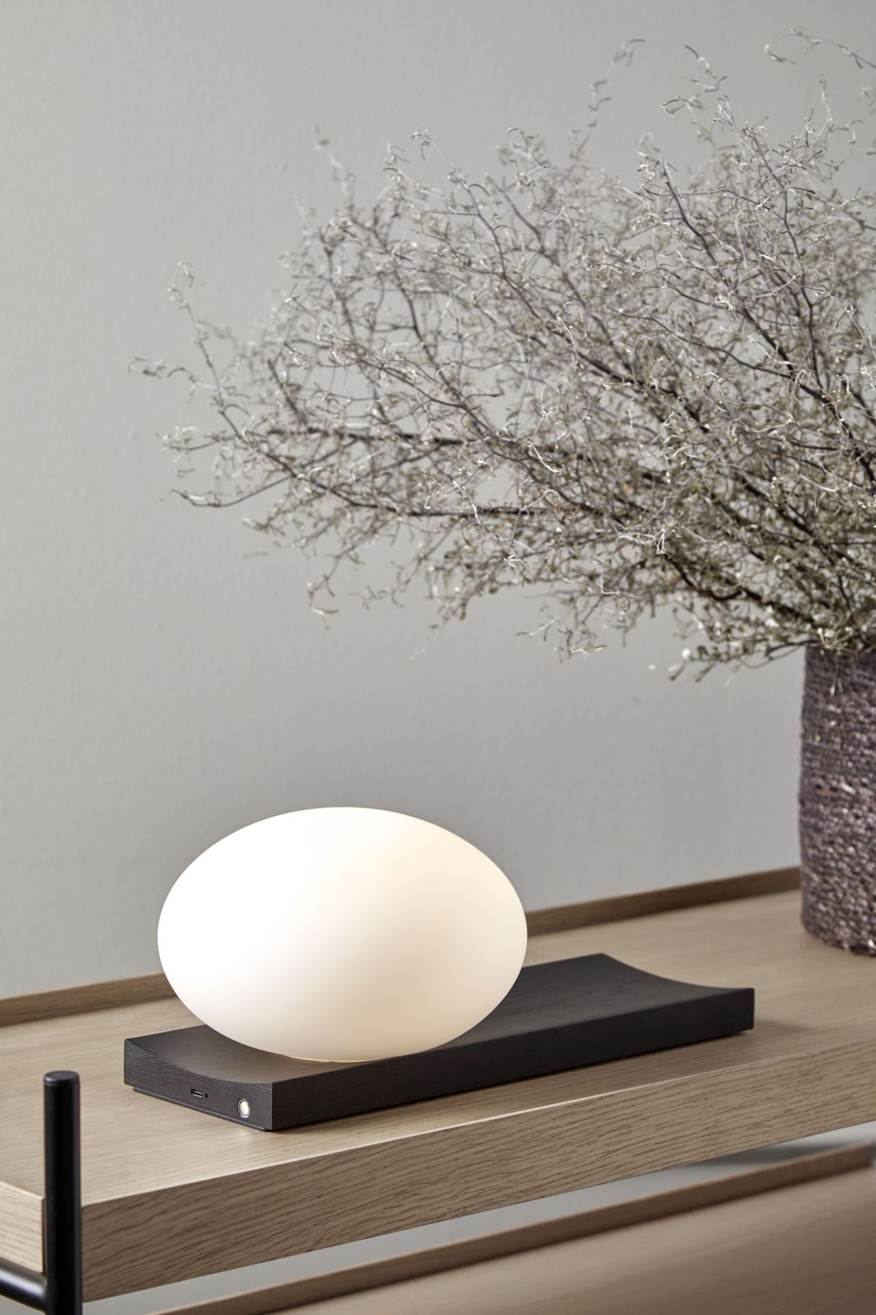 Dew table et applique murale frêne noir laqué Woud