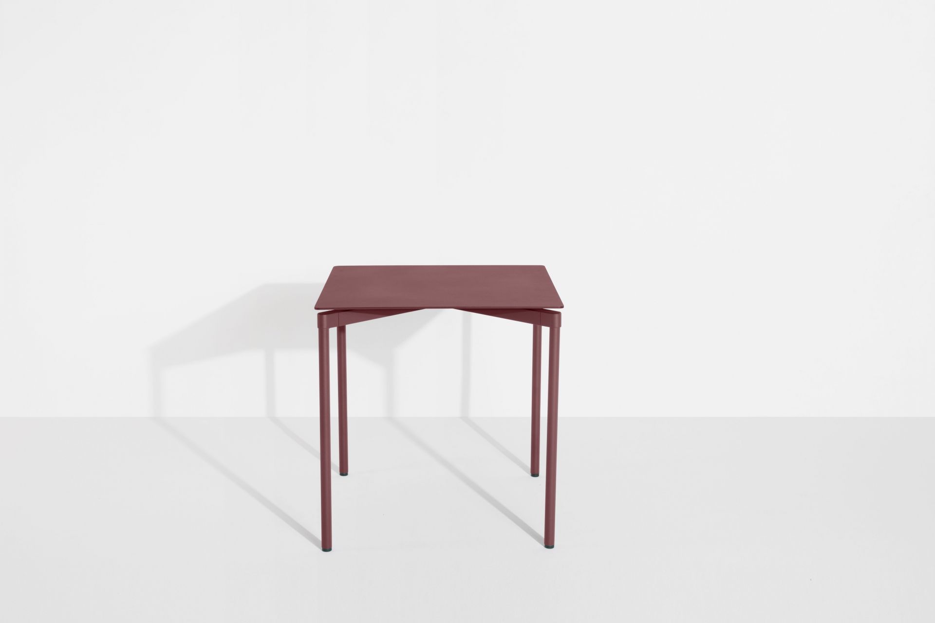Fromme Esstisch quadratisch von Petite Friture in Braunrot, minimalistisches Design für Esszimmer und Küche.