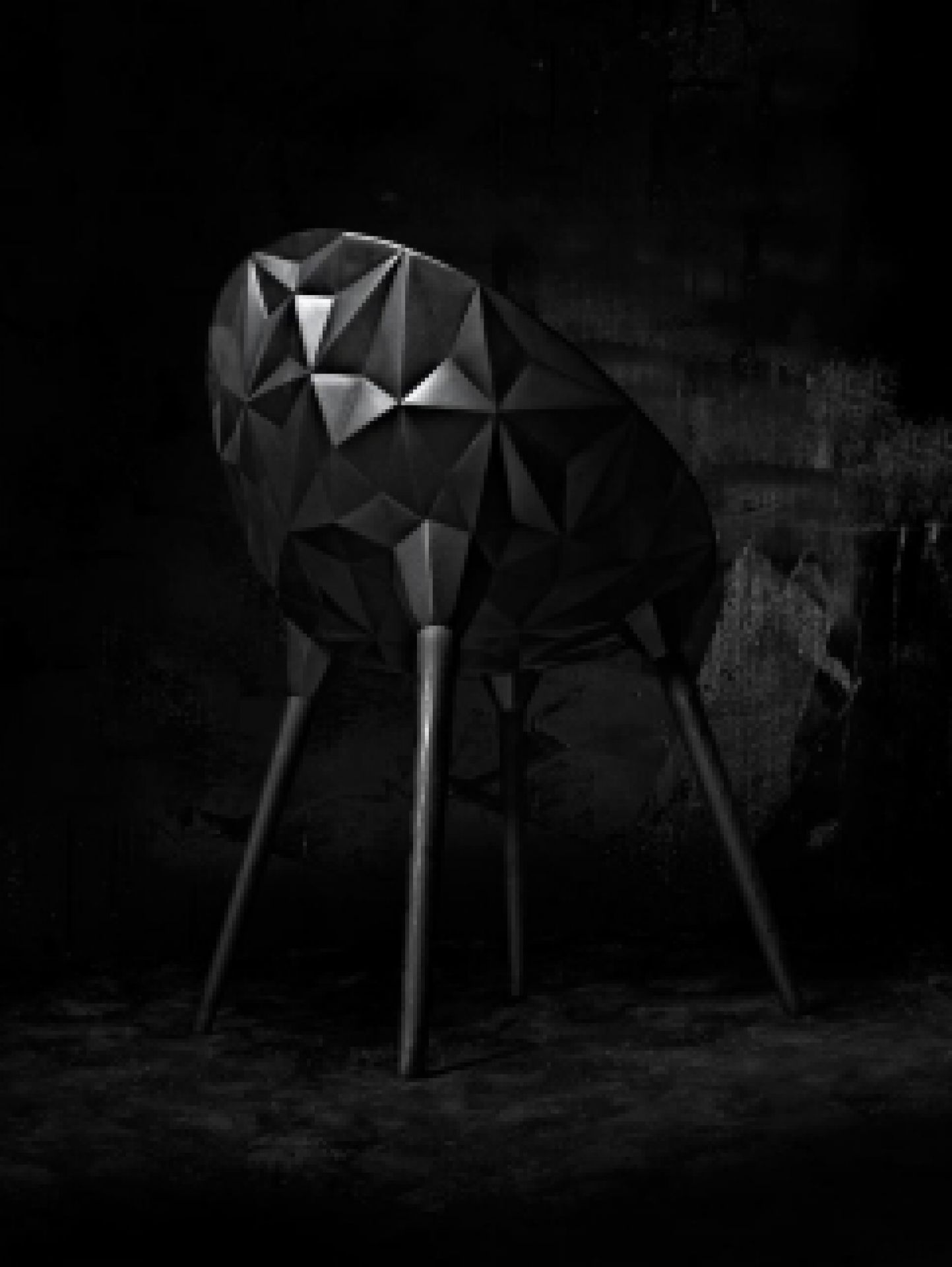 Schwarzer Design Stuhl "Rock" von Moroso Diesel mit geometrischem Muster und Holzbeinen.