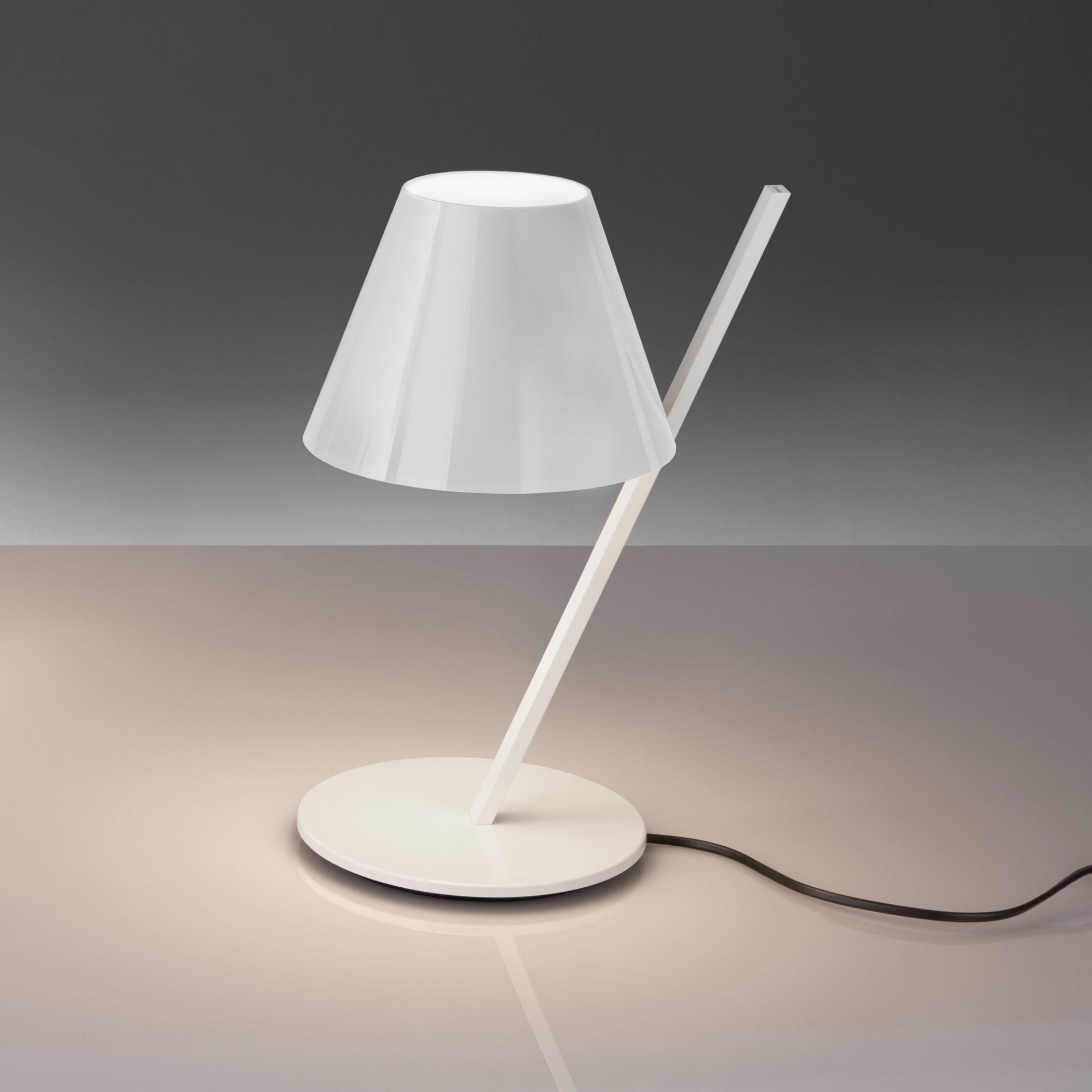 Weiße La Petite Tischleuchte von Artemide. Modernes Design mit konischem Lampenschirm und runder Basis.