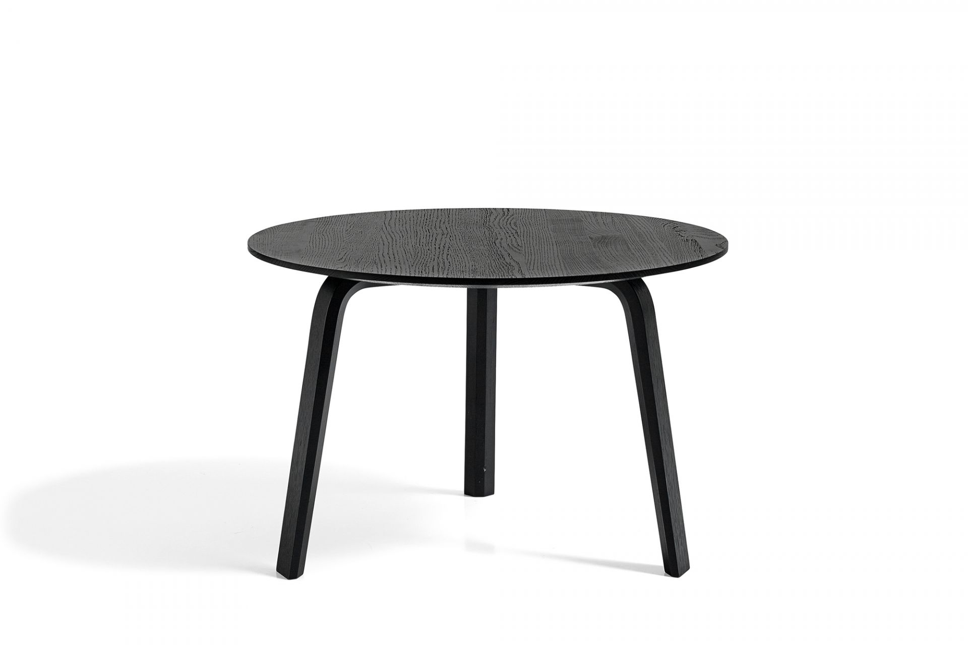 Schwarzer Bella Coffee Table Beistelltisch von Hay mit runder Tischplatte und drei Beinen.