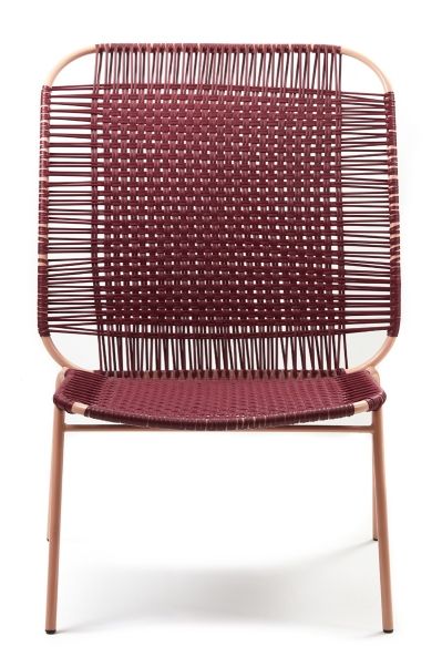 Cielo Lounge Chair in Rot-Pink Sand: Hochwertiger Outdoor Stuhl mit geflochtener Sitzfläche.