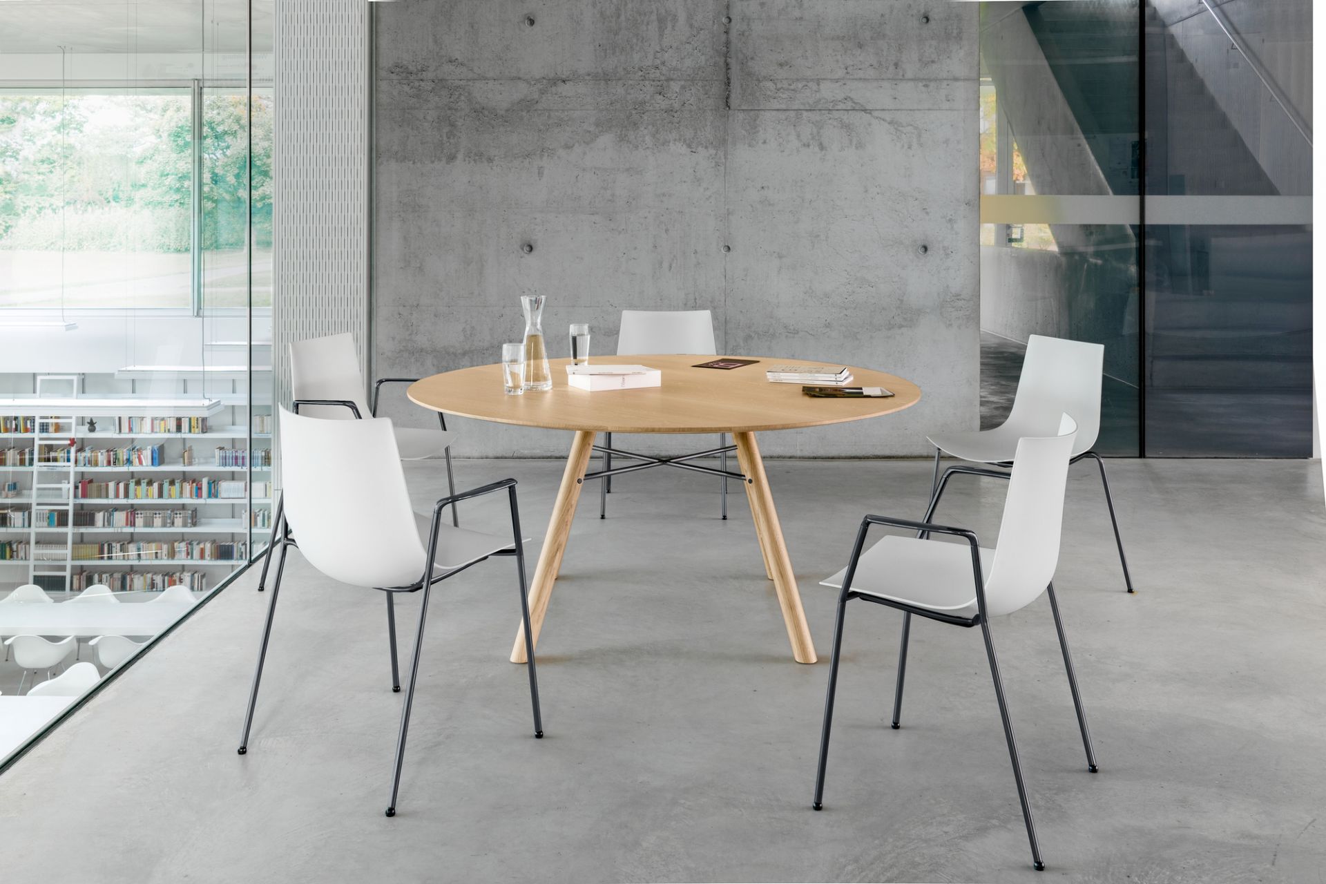 Akio Table ronde Girsberger