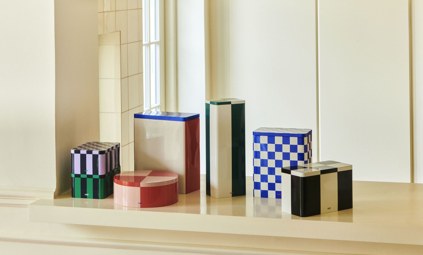 Grande boîte de rangement pour foin en fer blanc cassé et rouge.