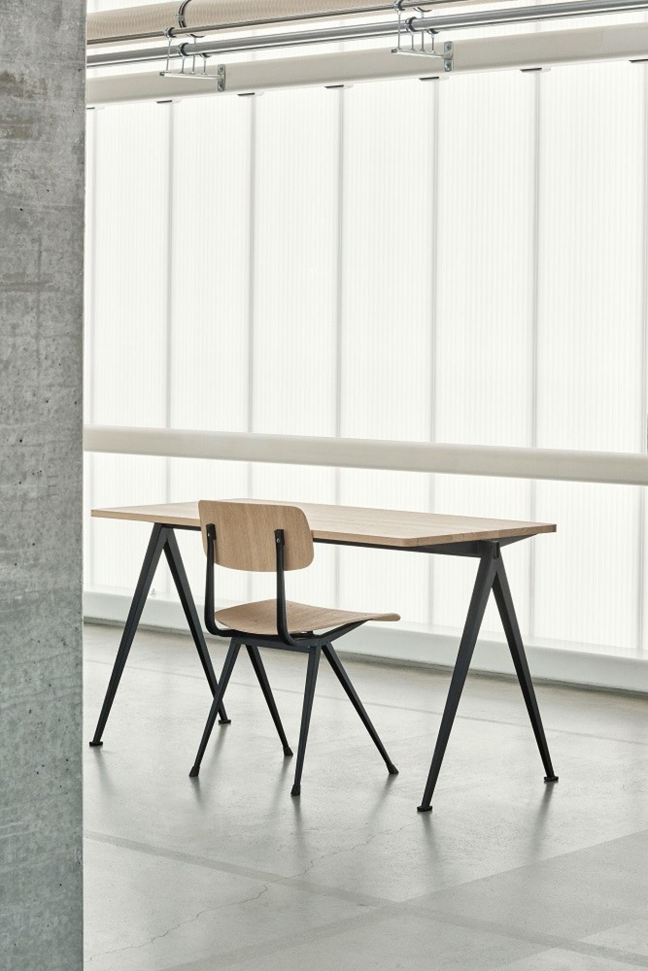 Pyramid Table 01 / Secrétaire Hay