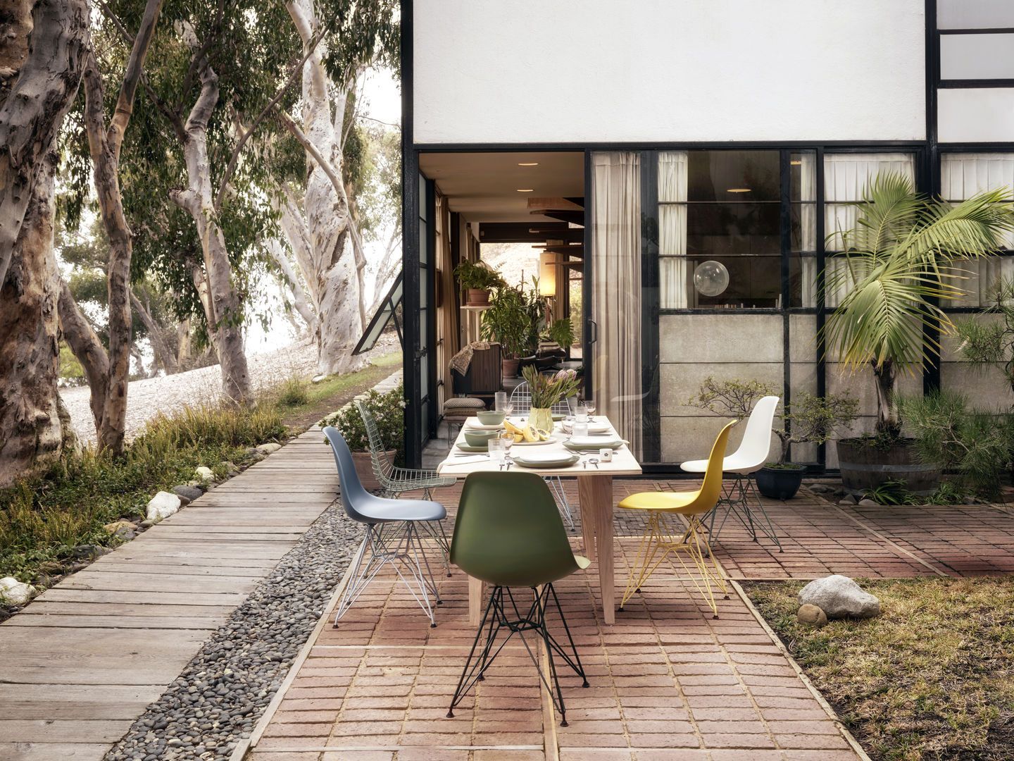 Eames Plastic Side Chair DSR chaise avec coussin d'assise Vitra