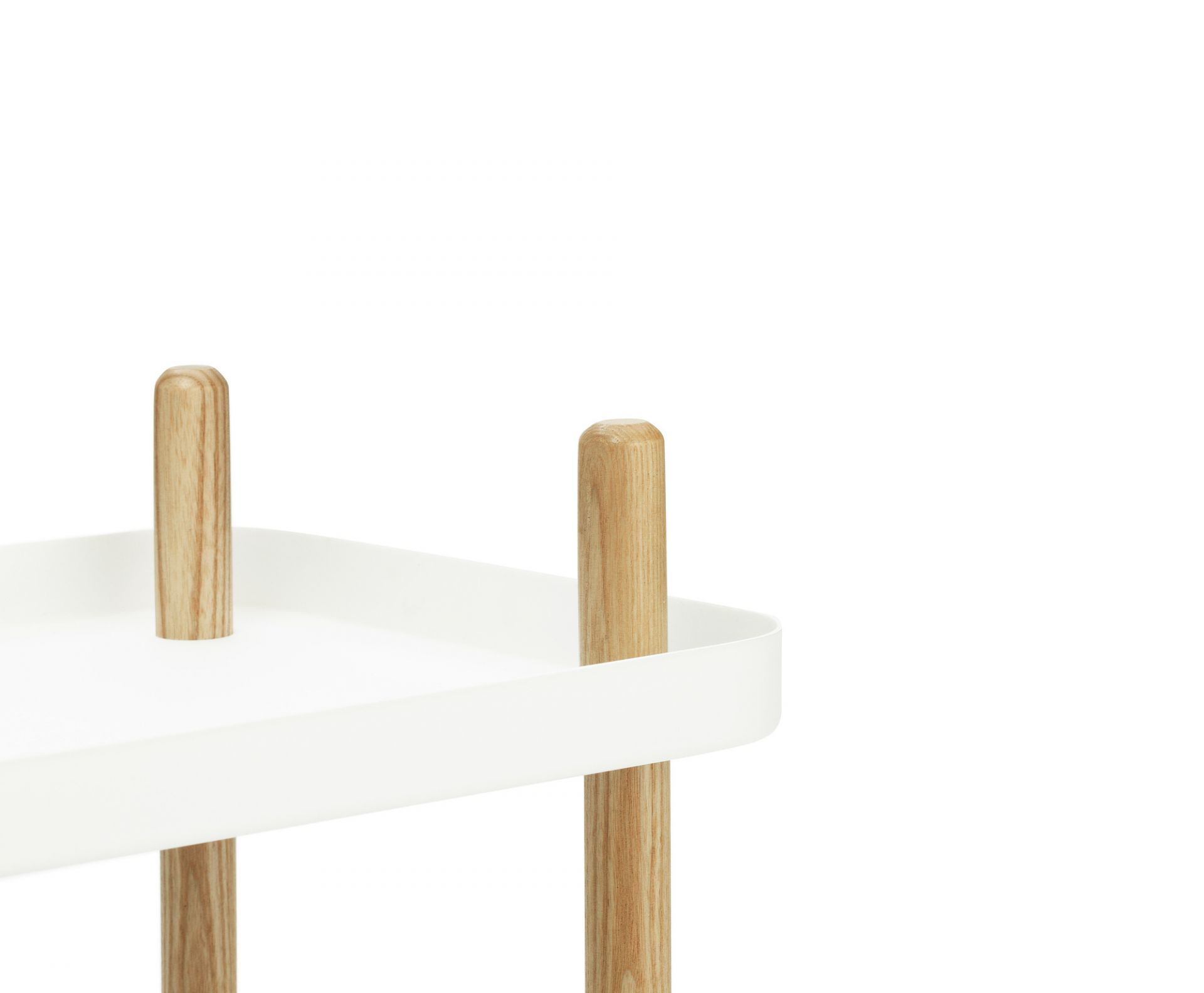 Block Table Chariots de nourriture Normann Copenhagen Blanc Detailaufnahme des weißen Block Table Servierwagens von Normann Copenhagen mit Holzbeinen.