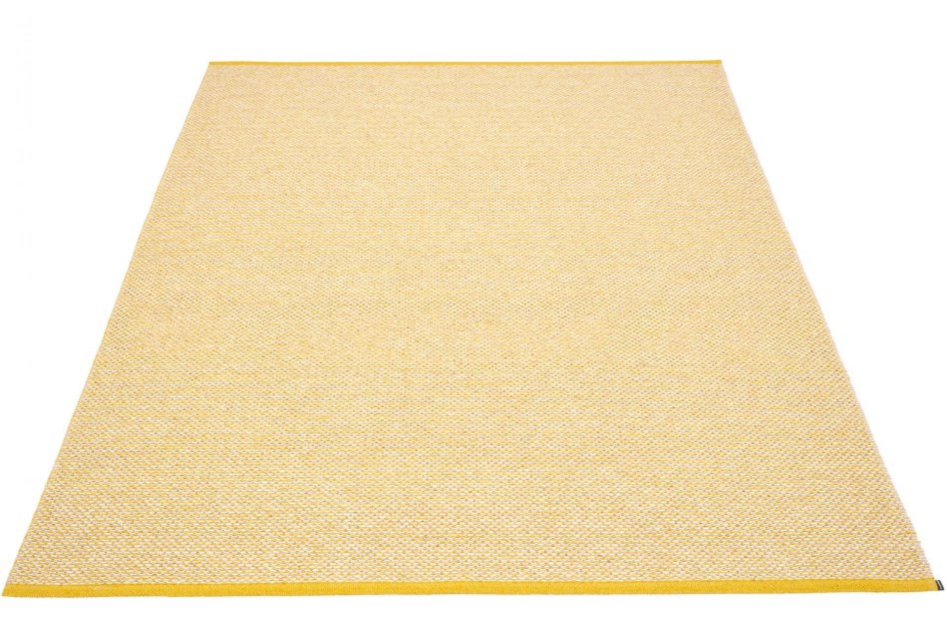 Effi Kunststoffteppich 230x320 cm von Pappelina in Senfgelb, ein gewebter Teppich für Innen und Außen.
