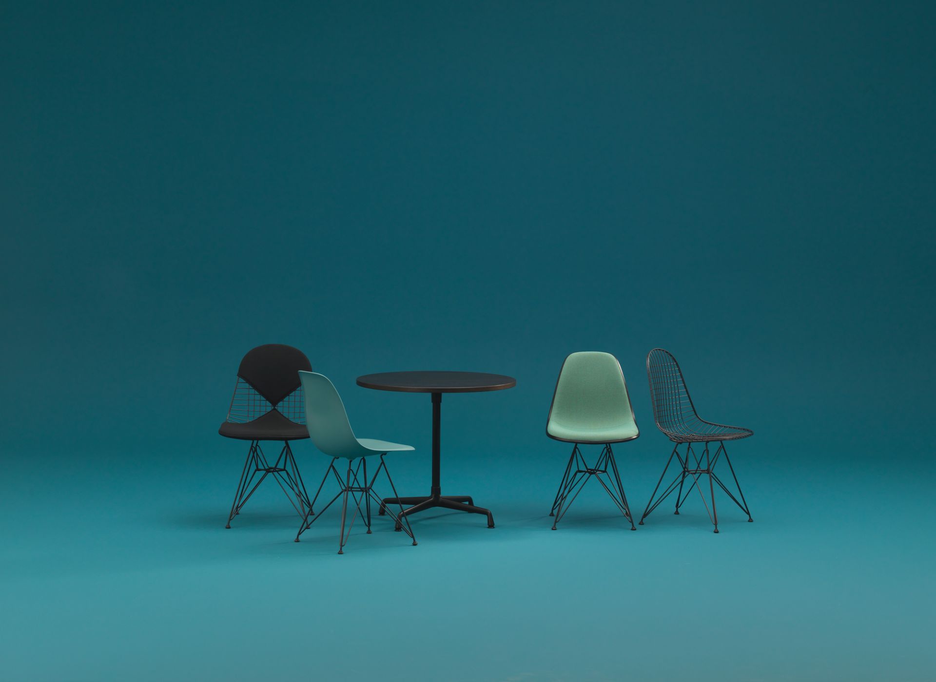 Eames Plastic Side Chair DSR Stuhl Vitra-Classic rot-Basic dark Eames Plastic Side Chair DSR Stuhl Vitra-Classic rot-Basic dark