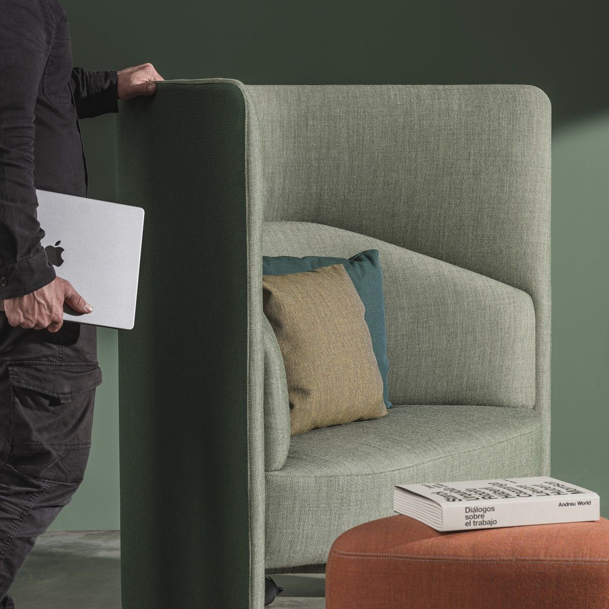 In Out Office BU2250 / BU2251 Fauteuil de salon avec panneau Andreu World