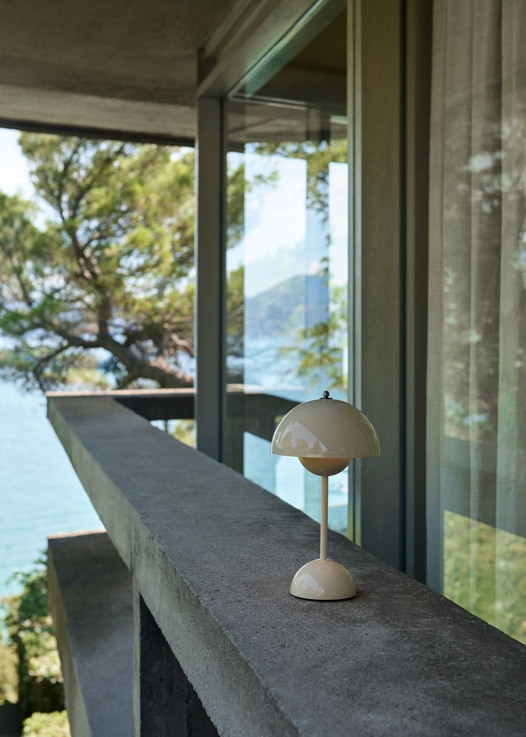 Flowerpot VP9 Portable Lampe à batterie / Lampe de table avec USB AndTradition