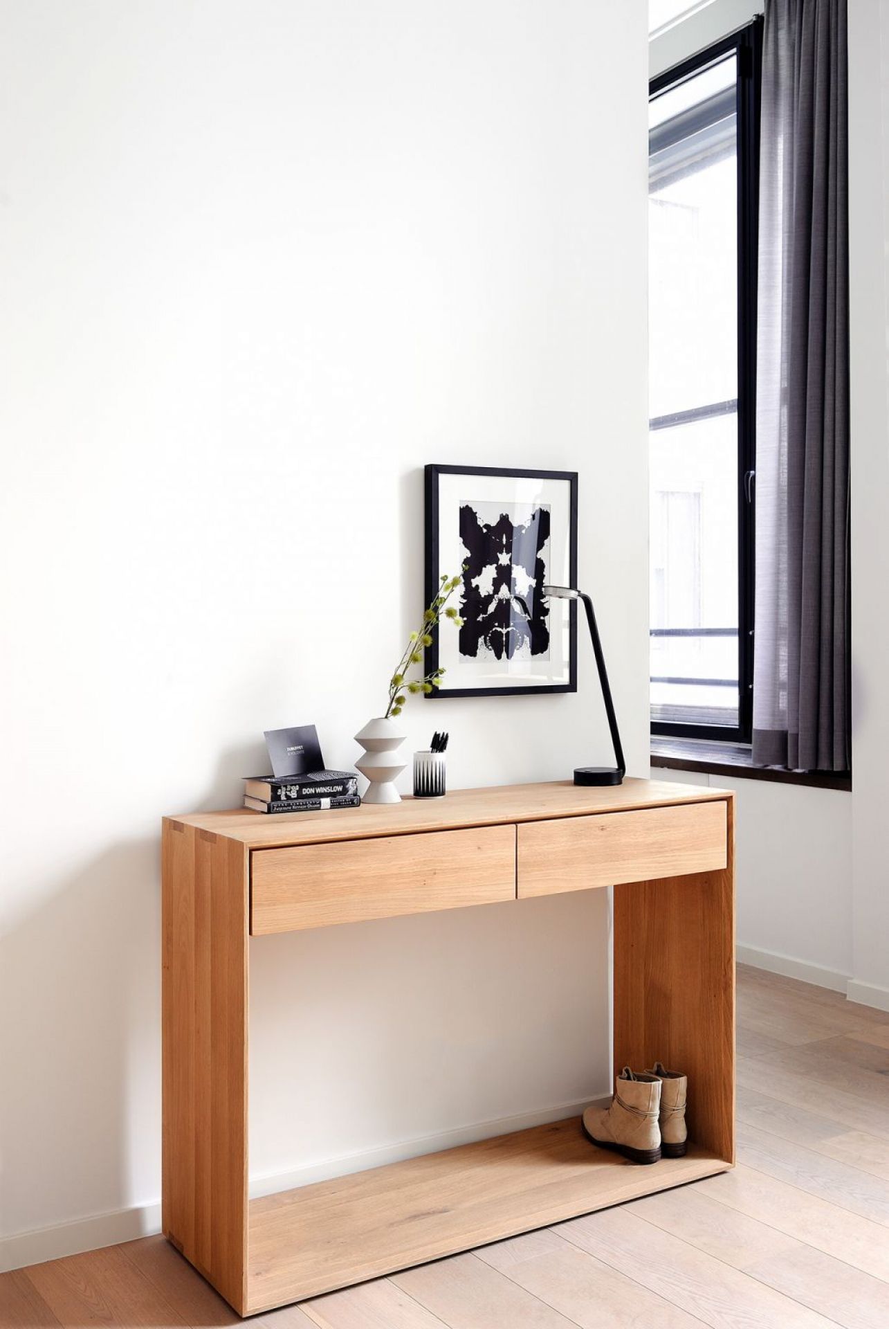 Nordic Konsole aus Eiche von Ethnicraft mit zwei Schubladen und minimalistischem Design.