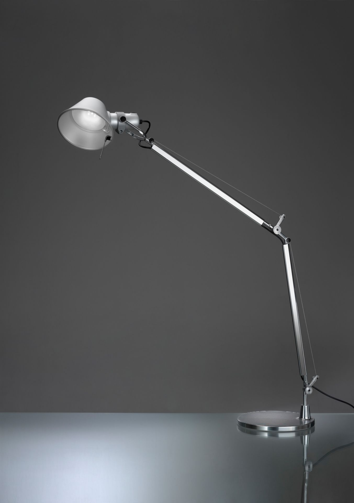 Tolomeo Lampe de table base Ø23 blanc Artemide (partie 2 de 2) Artemide Tolomeo Tischleuchte mit weißem Lampenschirm und silbernem, verstellbarem Arm auf rundem Tischfuß.