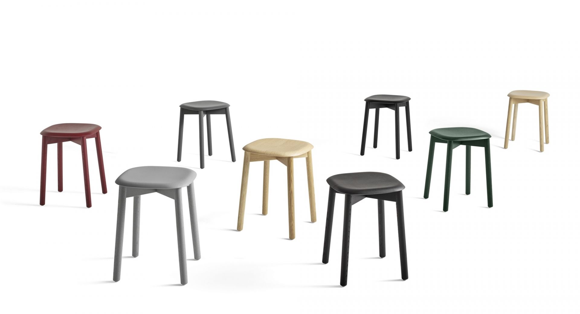 Soft Edge 72 Tabouret vernis à base d'eau Hay Gruppe von Soft Edge Hockern von Hay in verschiedenen Farben und mit wasserbasiertem Lack.