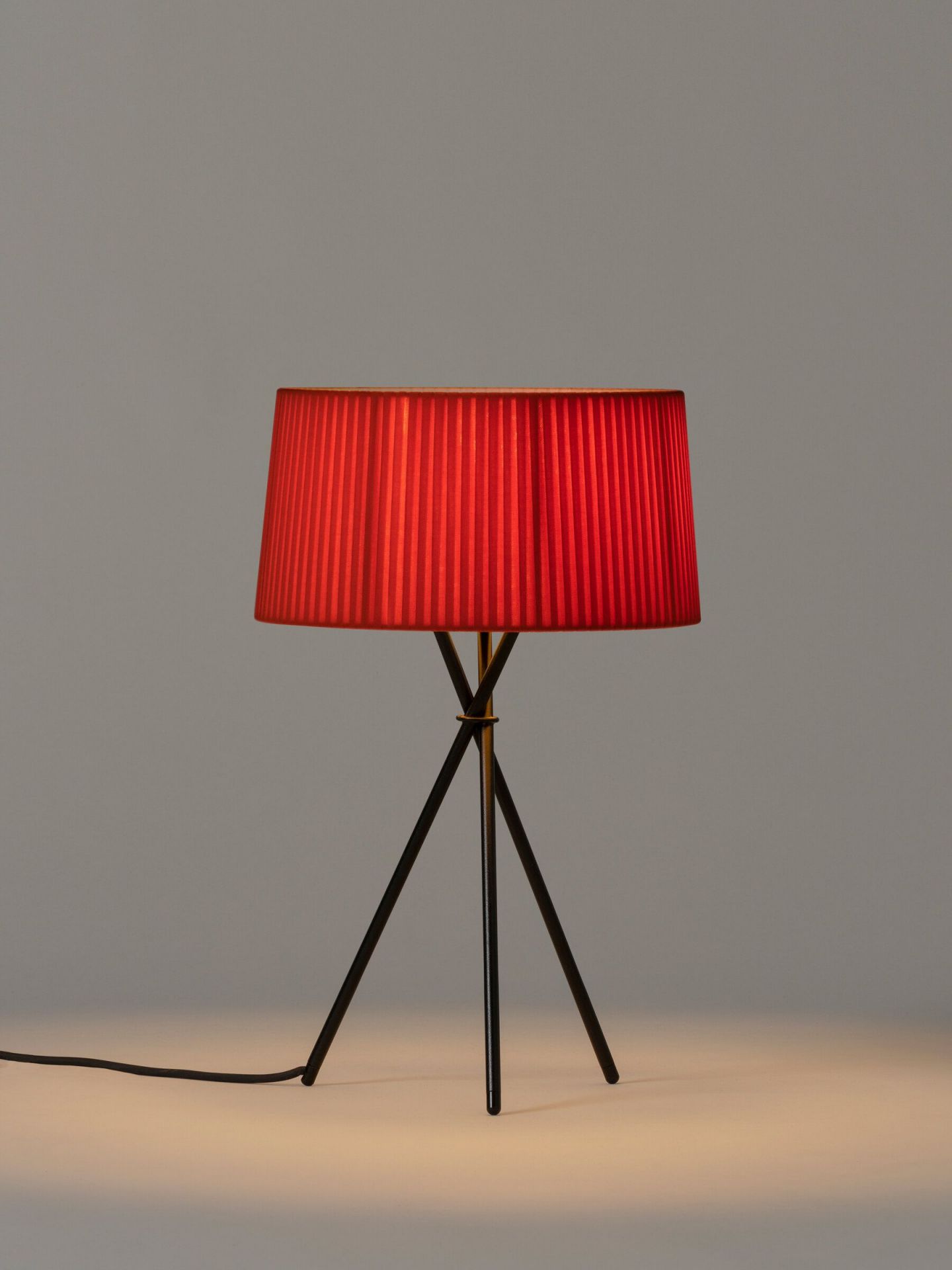 Tripode M3 lampe de table rouge ambre Santa & Cole Tripode M3 lampe de table rouge ambre Santa & Cole