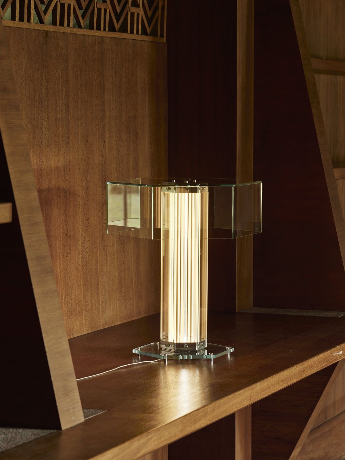 Superwire T Tischleuchte von Flos: Moderne Tischlampe mit Glas und warmem Licht.