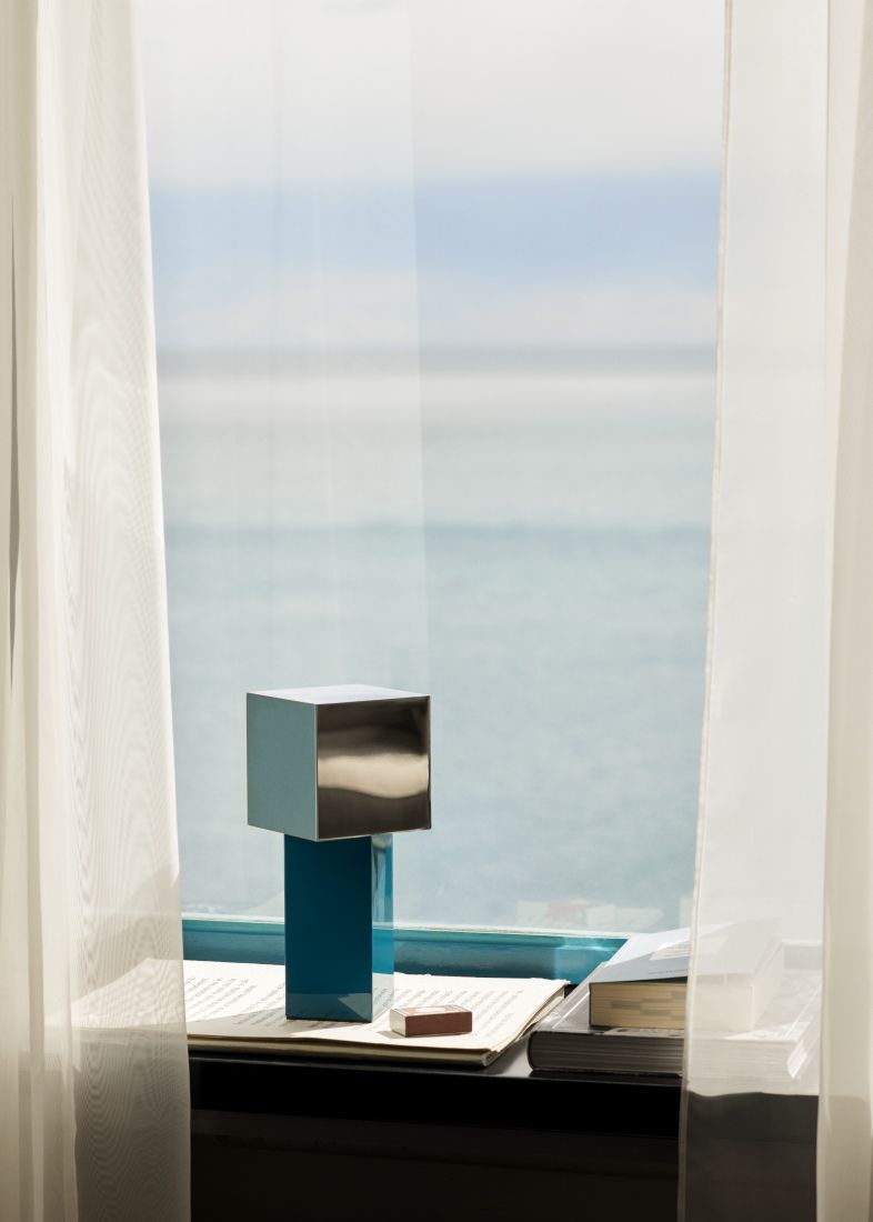 Pivot ATD7 Lampe de table portable / lampe à batterie AndTradition