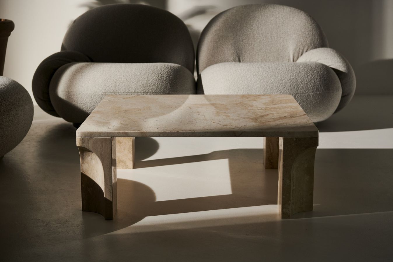 Doric Table basse carrée Travertin blanc Gubi