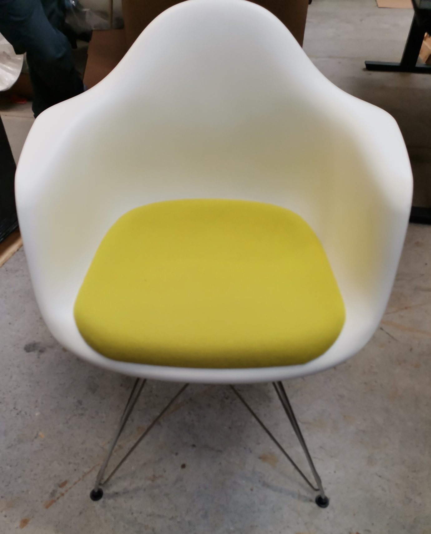 Eames Plastic Arm Chair DAR chaise avec coussin d'assise Vert / Jaune Vitra OBJECTS IMPARFAITS