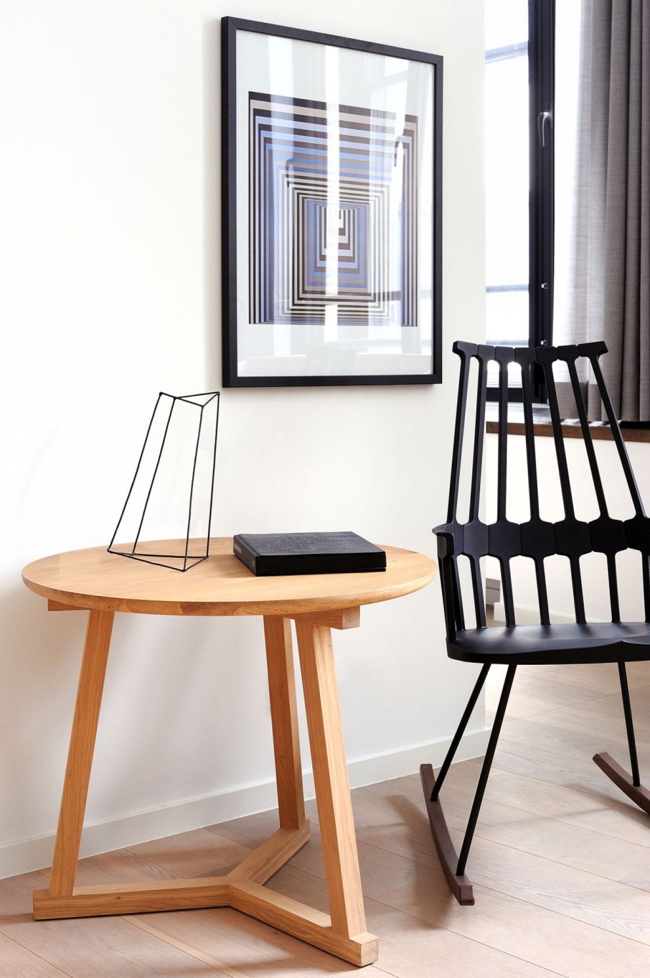 Tripod Beistelltisch aus Eiche von Ethnicraft, runder Holztisch mit drei Beinen im modernen Wohnzimmer.