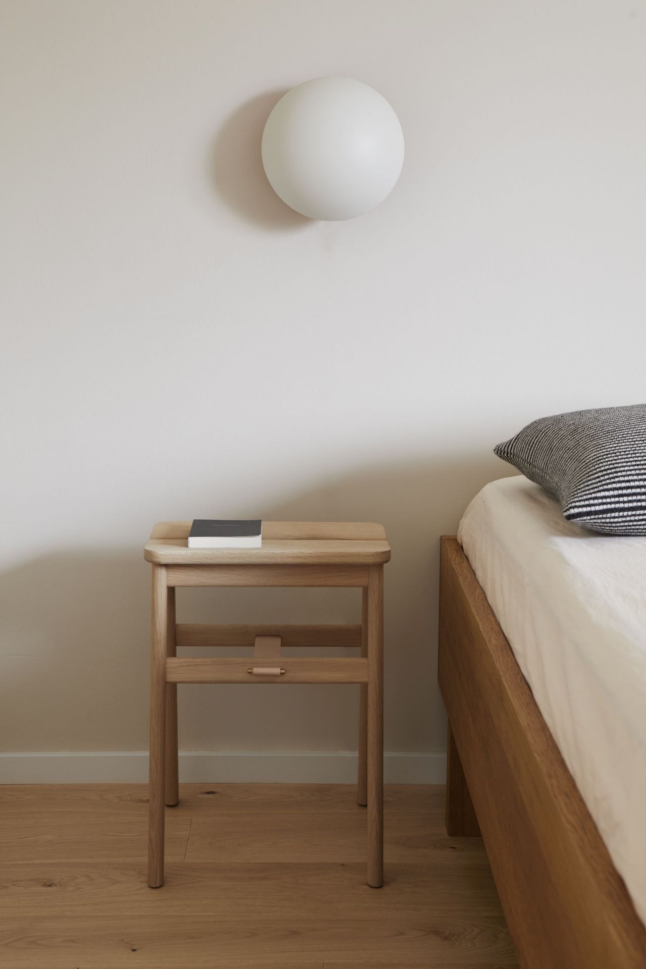 Tabouret pliant Angle Chêne Form & Refine