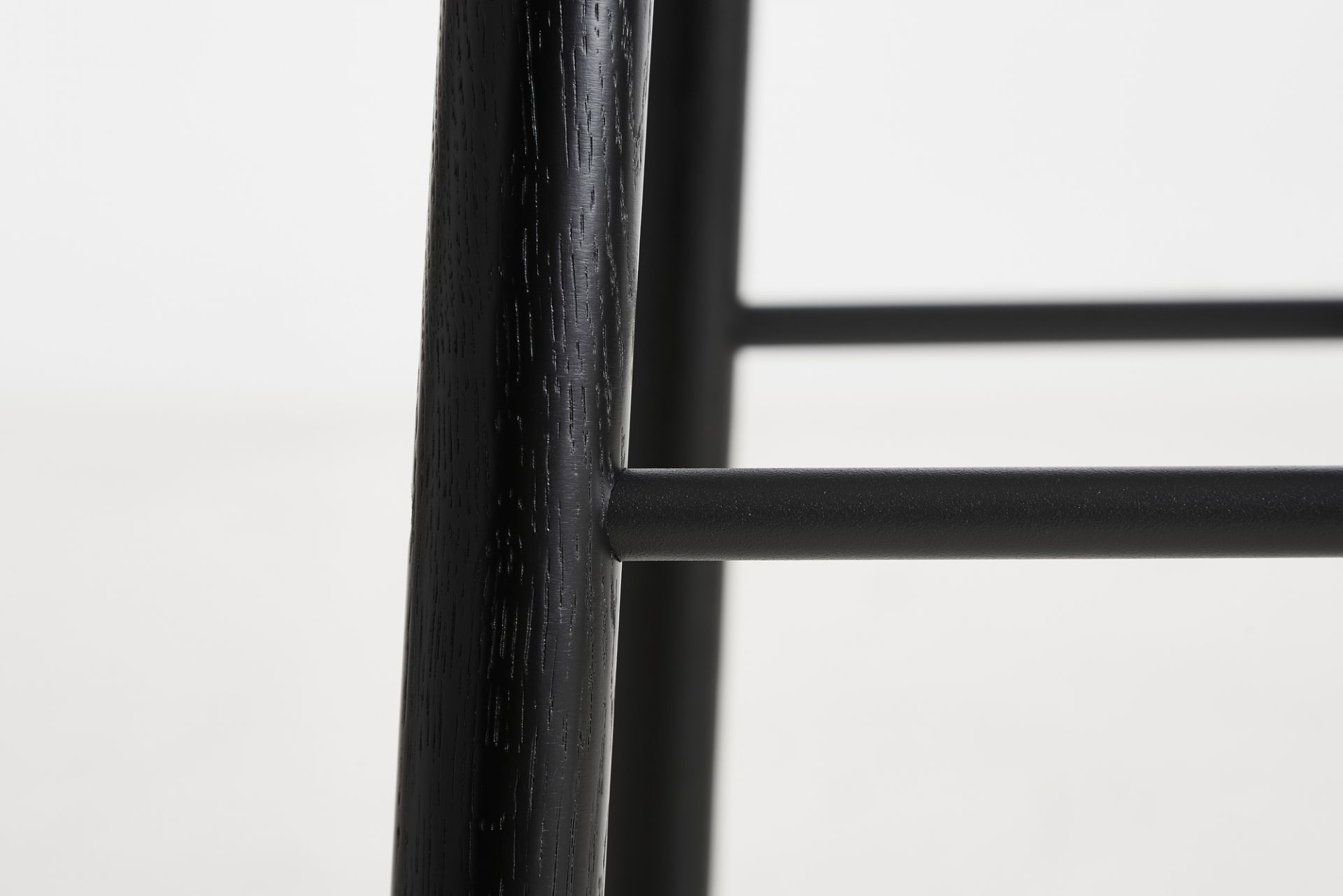 Mono Tabouret de Bar Cendre Laquée Noir Woud