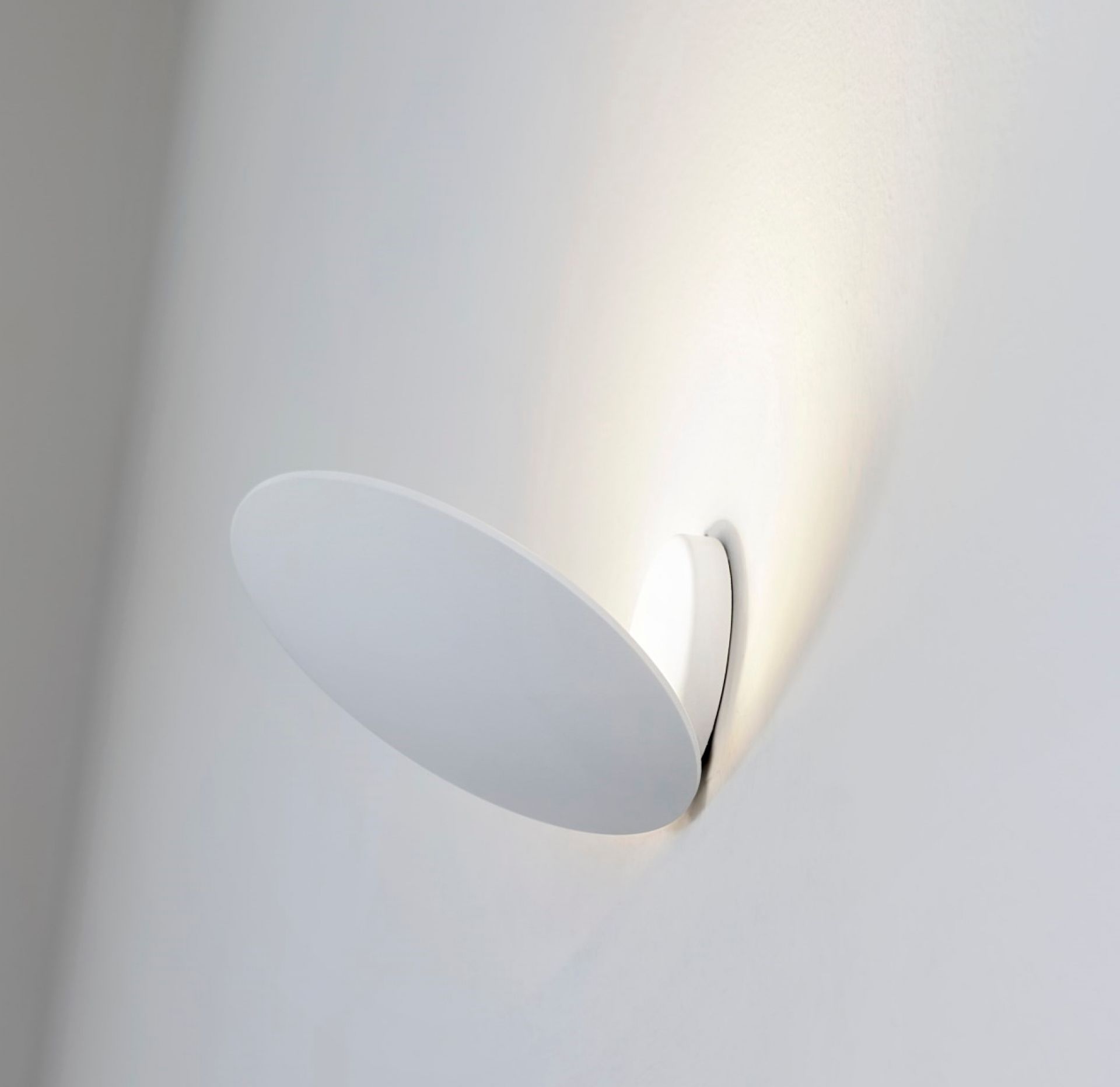 Weiße Lederam WF Wandleuchte von Catellani & Smith, modernes Design mit indirektem Licht.