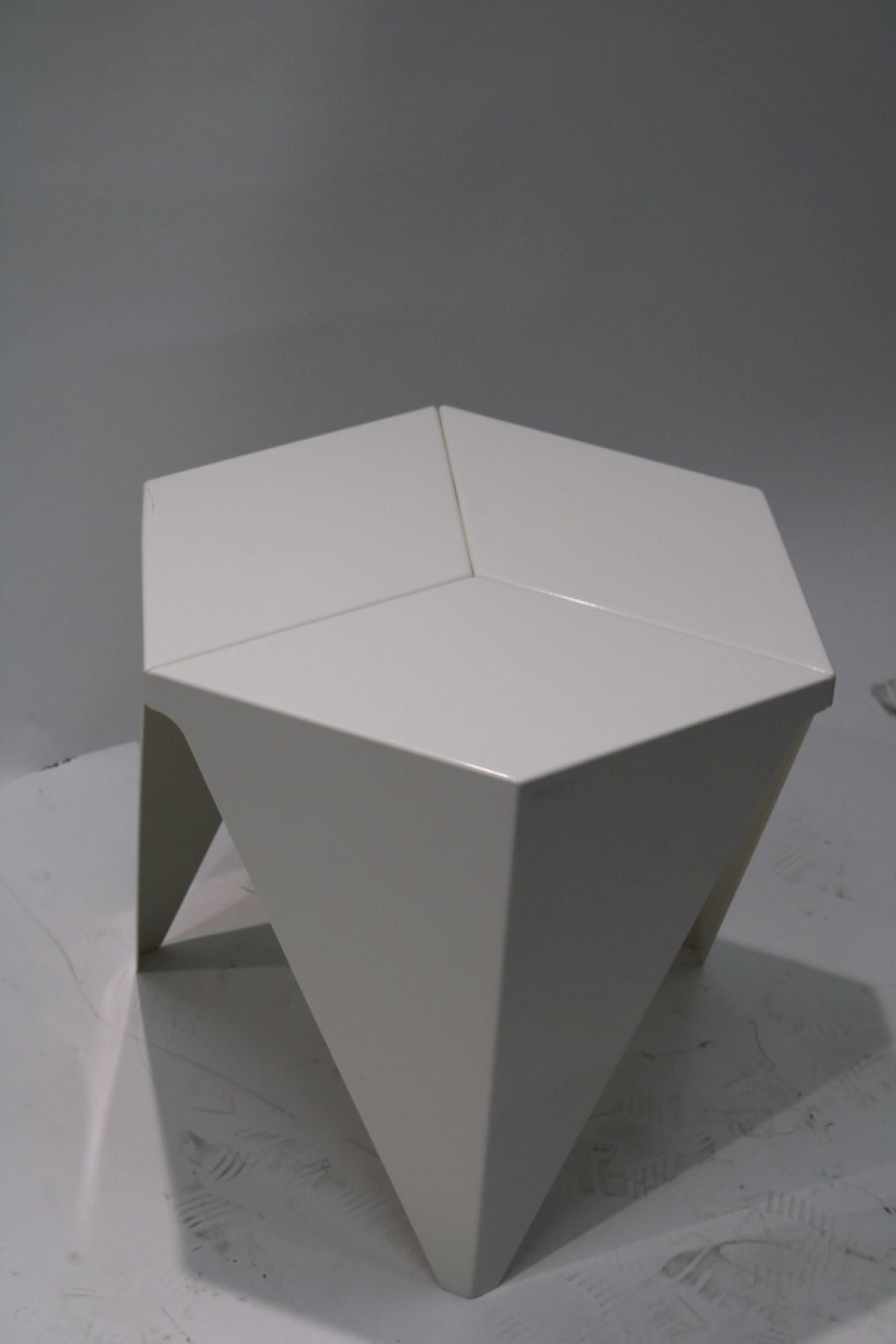 Prismatic Table Table d'appoint BLANC Vitra OBJECTS IMPARFAITS