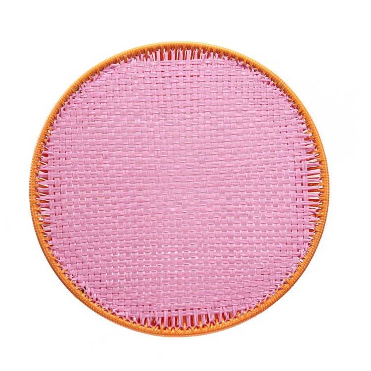 Detailansicht: Runde Tischplatte des Caribe Beistelltischs in Kaugummirosa mit orangefarbenem Rand.