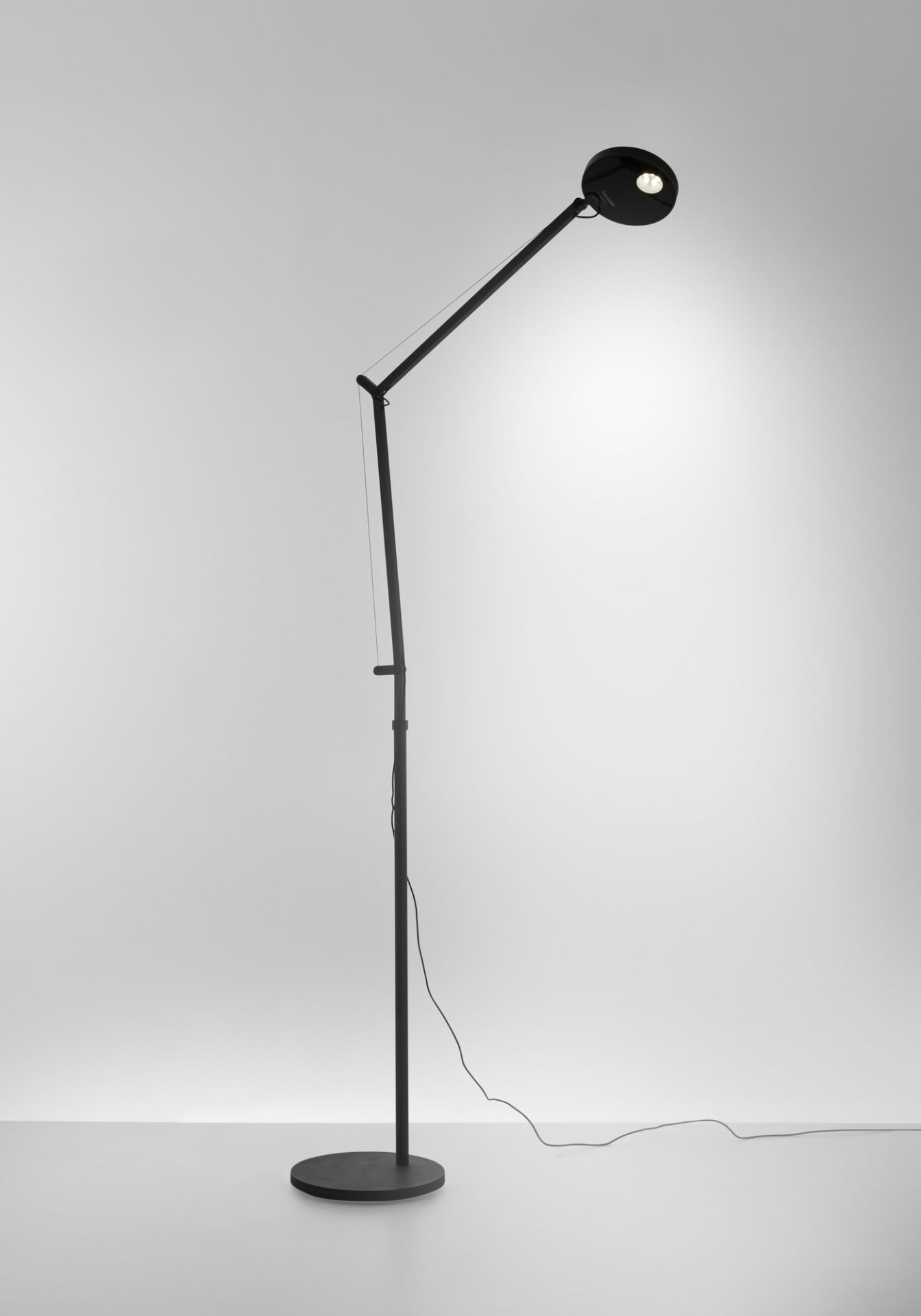 Schwarze Demetra Stehleuchte mit Anwesenheitssensor von Artemide, modernes Design für Wohnzimmer und Büro.