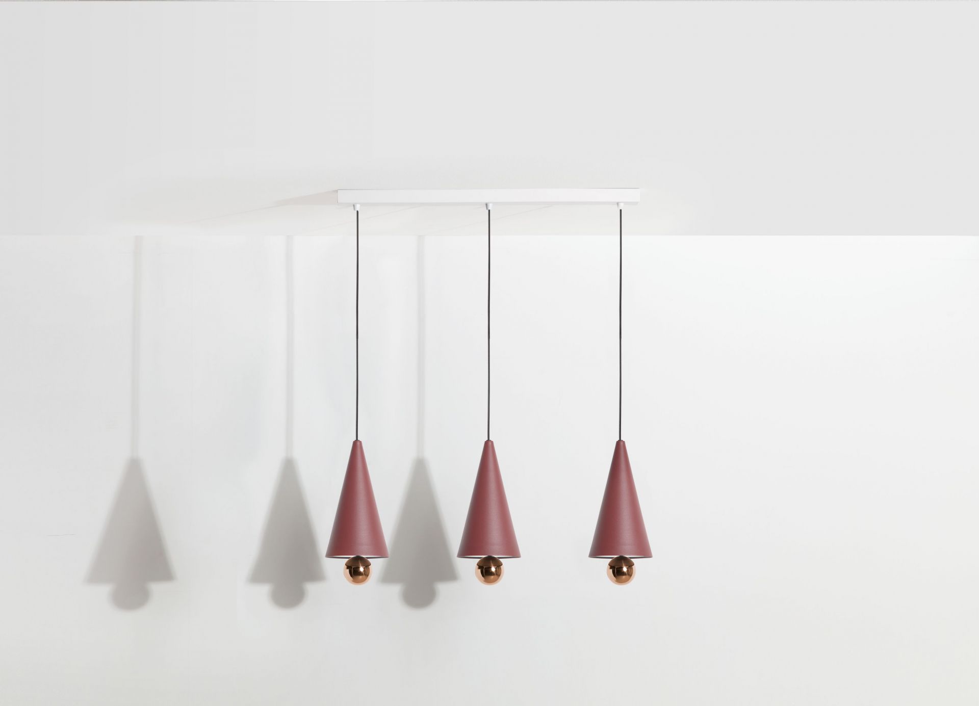 Cherry Pendant light Lampe à suspendre 3 pièces Linear Petite Friture Marron rouge