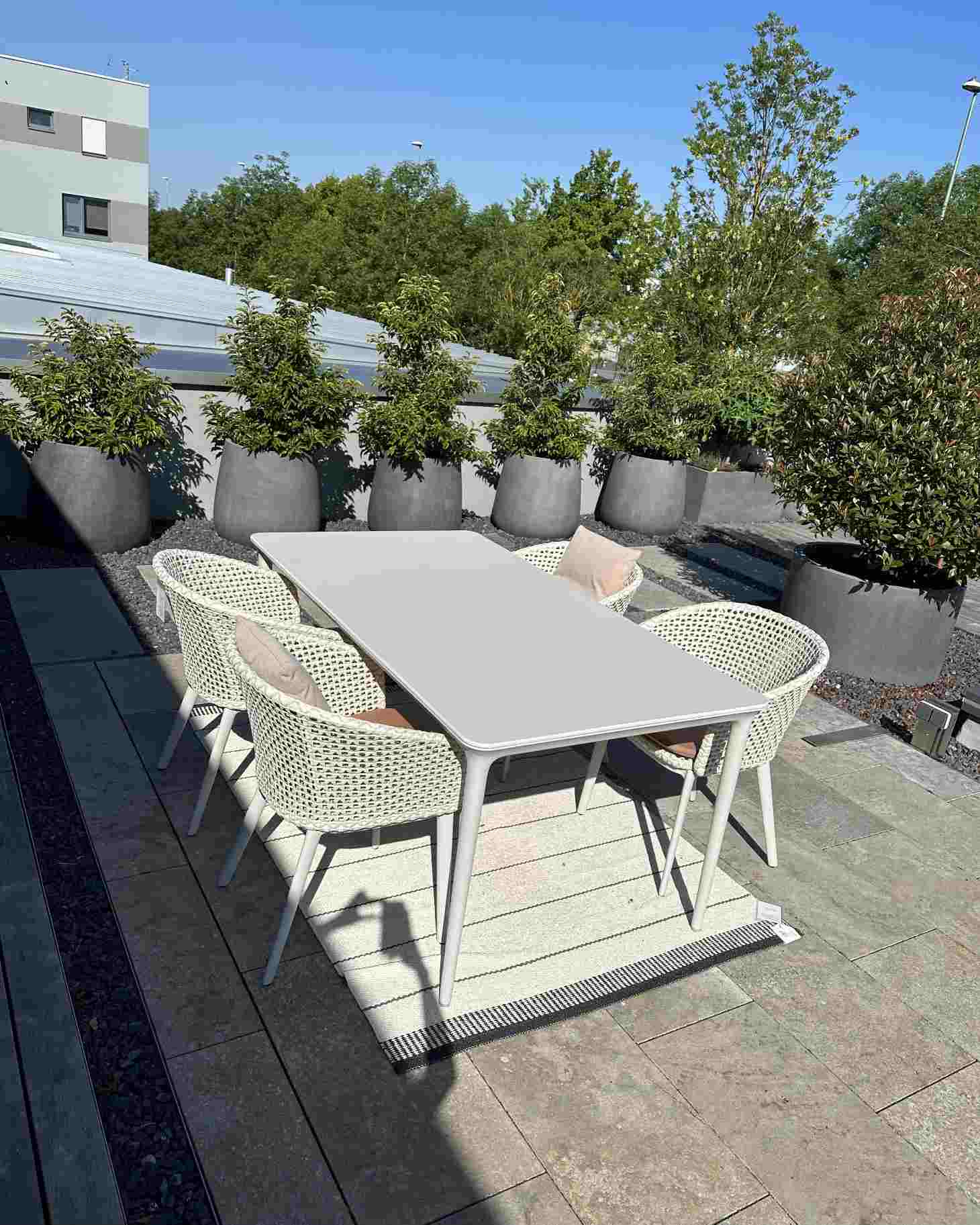 Table Bellmonde et chaise à accoudoirs Mbrace Combinaison Outdoor Dedon PIÈCE D'EXPOSITION 