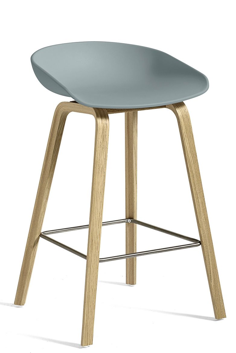 About a Stool AAS32 Barhocker in Dusty Blue mit Holzgestell und Fußstütze.