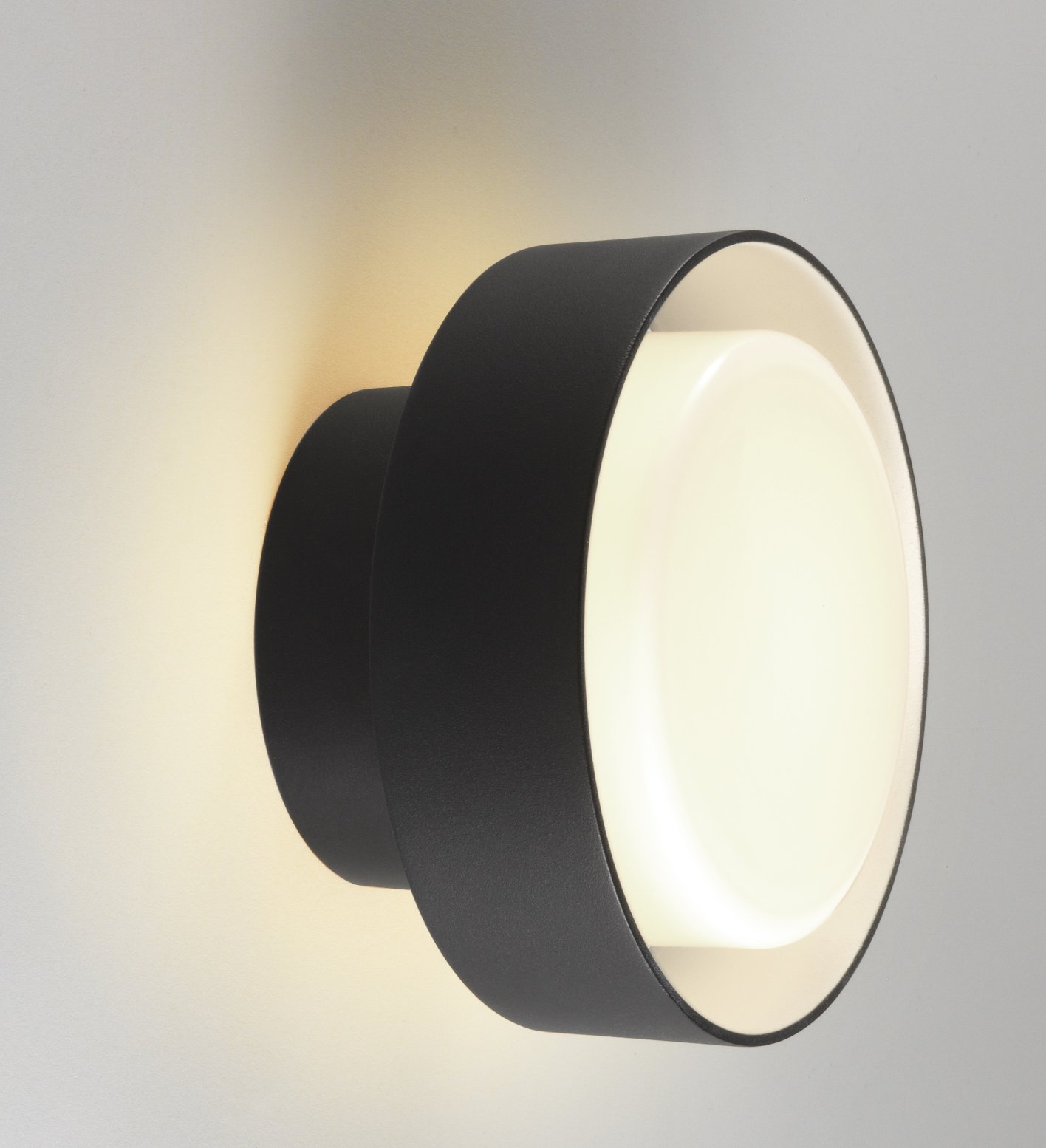 Plaff-On! Wandleuchte/Deckenleuchte von Marset für den Außenbereich, schwarz, rund und leuchtend.