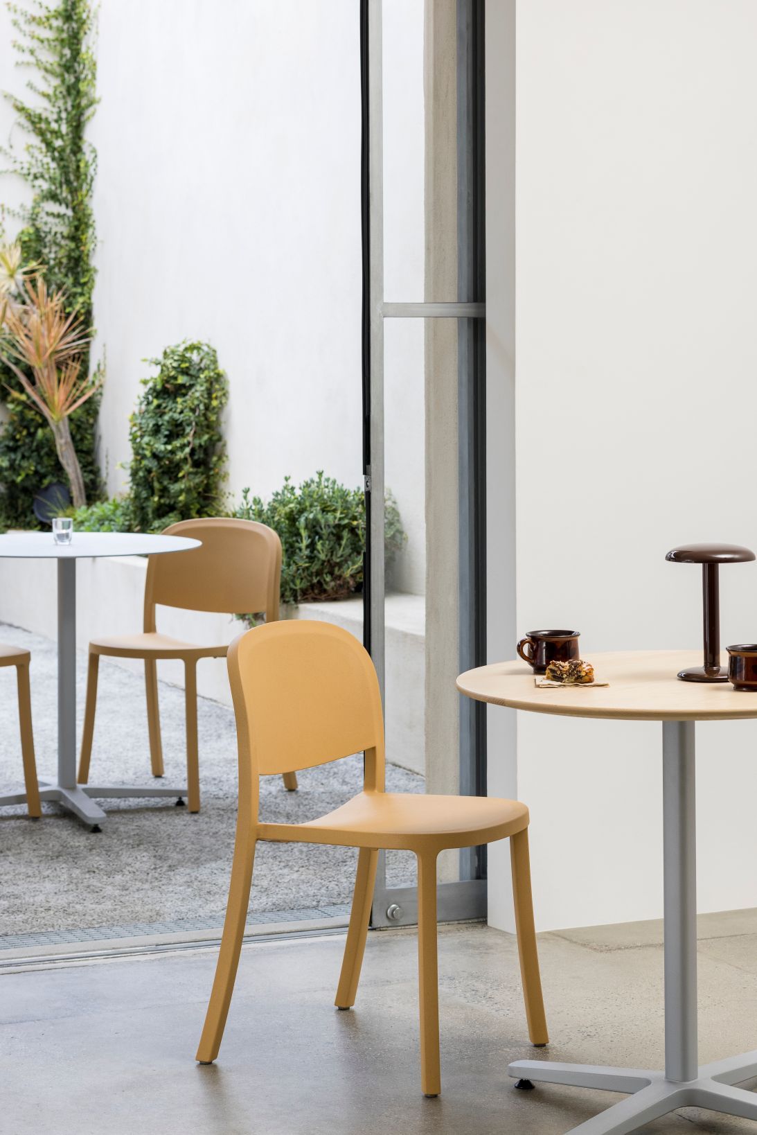 1 Inch Reclaimed chaise empilable Bleu Emeco