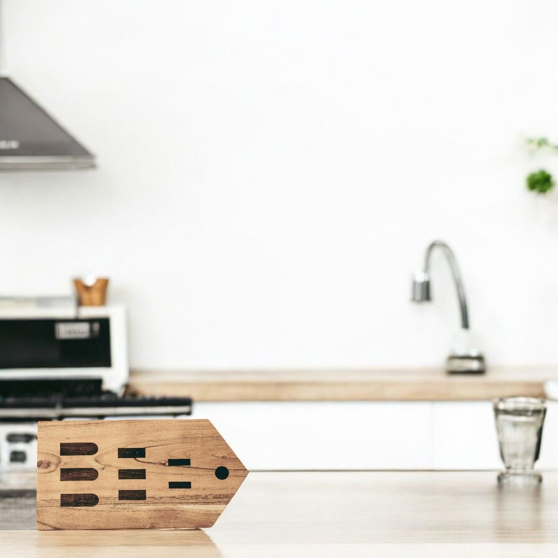 Stadthaus Schneidebrett aus Holz mit Rädern, dekoratives Küchenaccessoire für Hobbyköche.