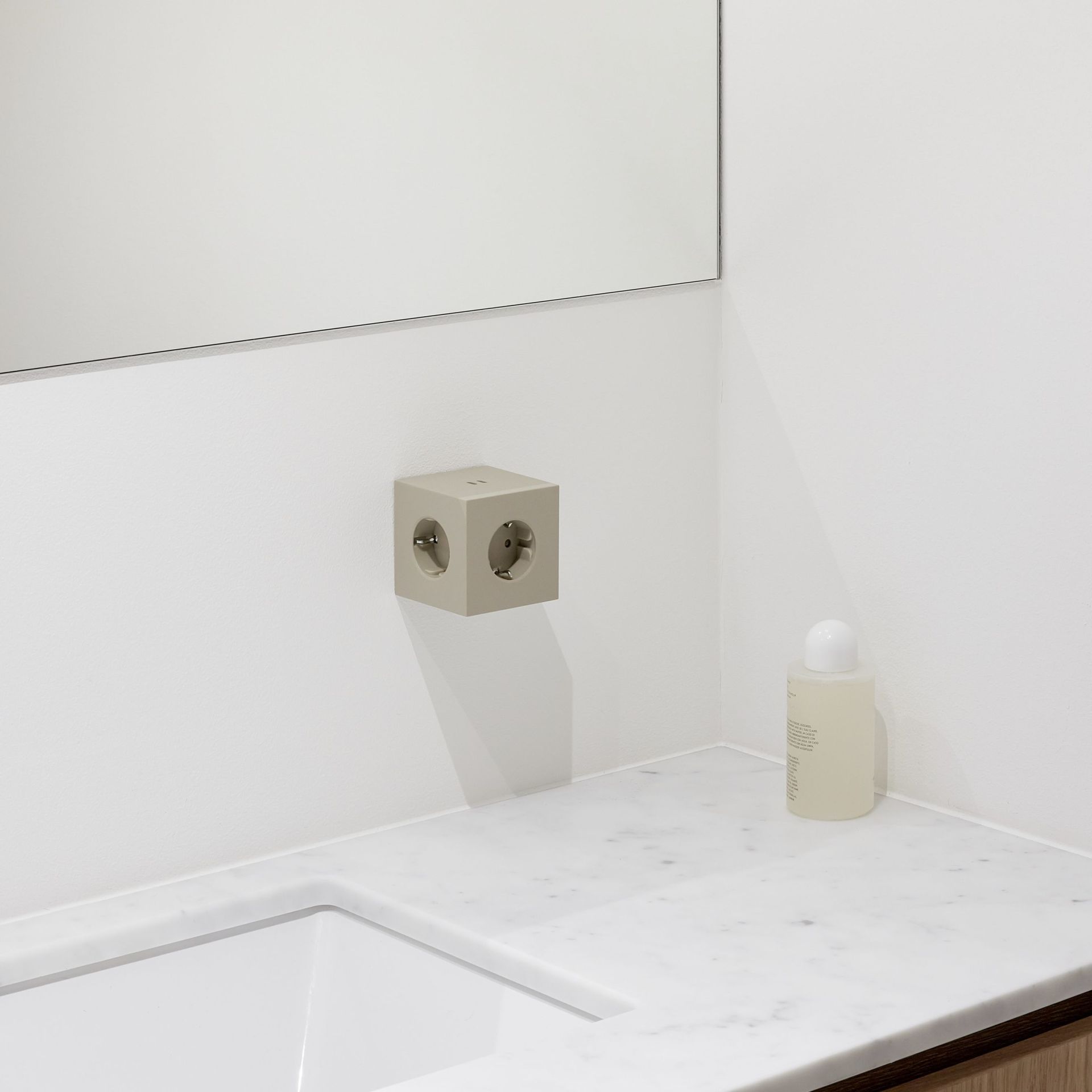 Square 2 - Avolt Cube de prises avec USB-C sand dfp Design 