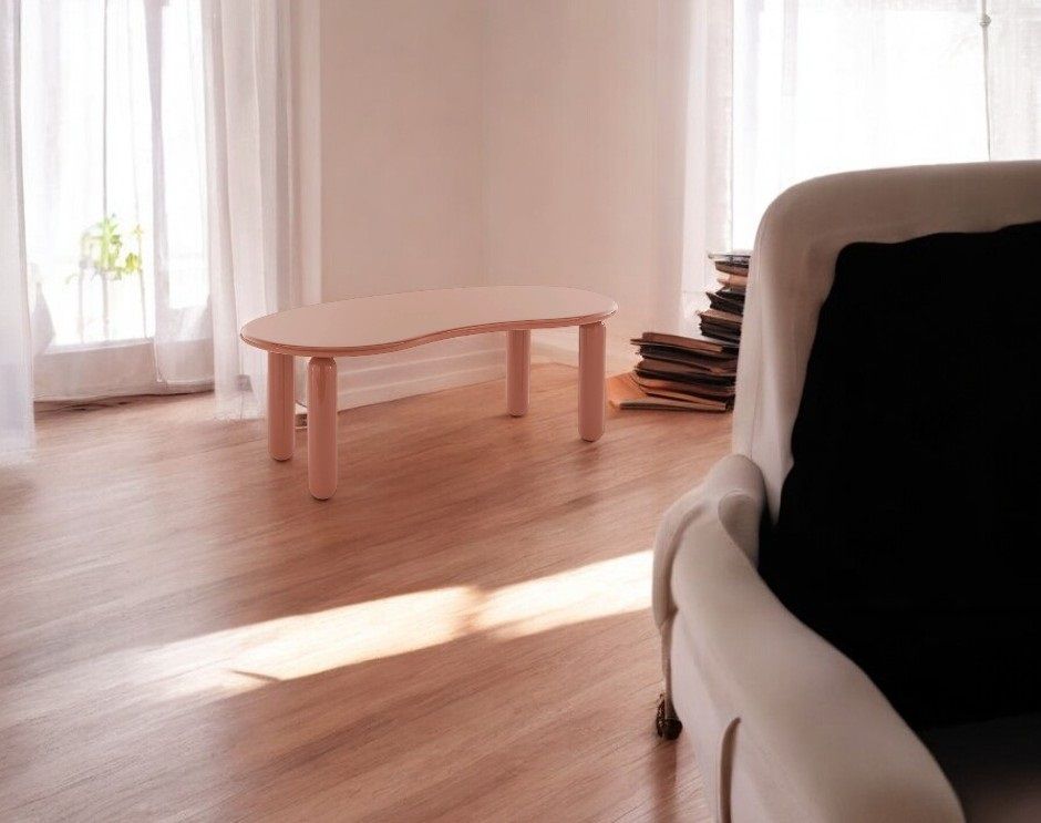 Undique Mas Couchtisch von Kartell in Puderrosa, modernes Design mit abgerundeter Tischplatte und zylindrischen Beinen.